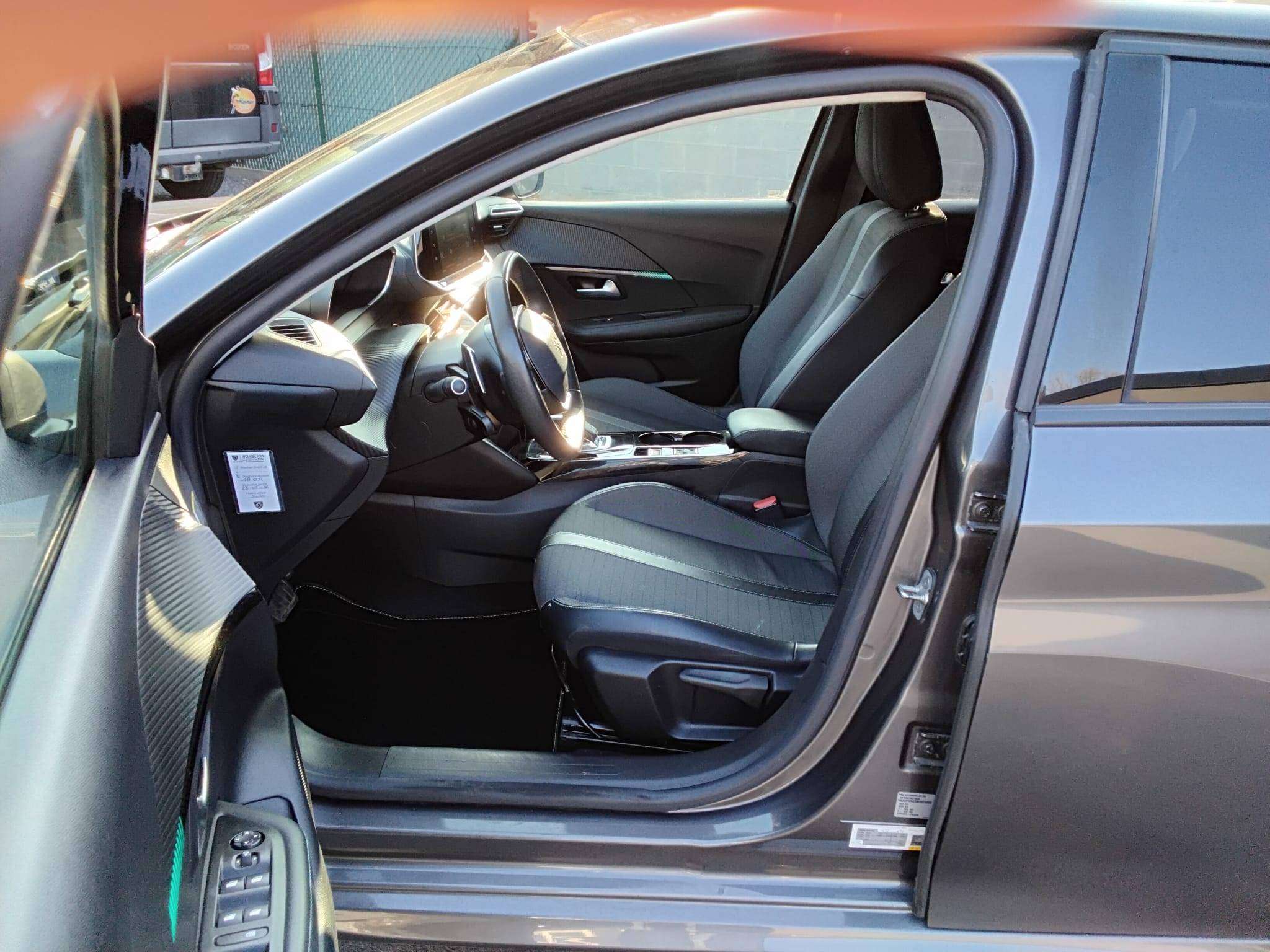 Peugeot 208 1.2i PureTech Allure Pack AUTOM CARPLAY CAM CRUIS