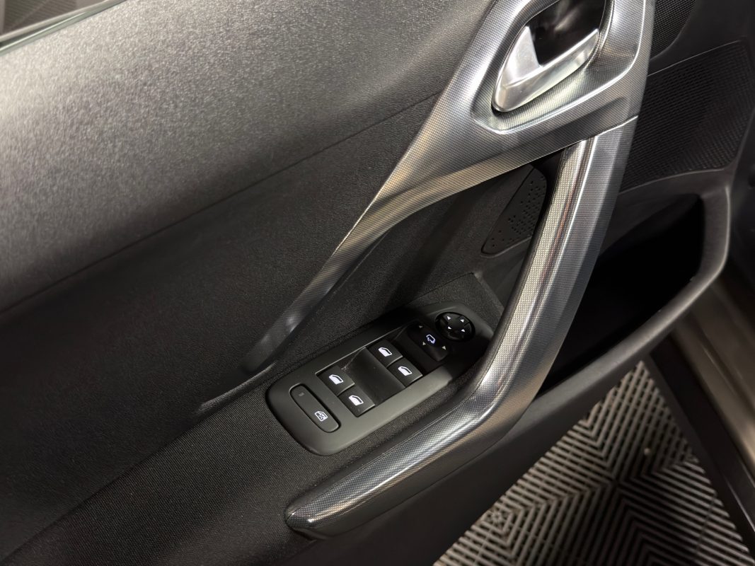 Peugeot 2008 1.2 TURBO 110 Cv 1ERE MAIN ECRAN GPS TACTILE / CRIT AIR 1 - GARANTIE AN