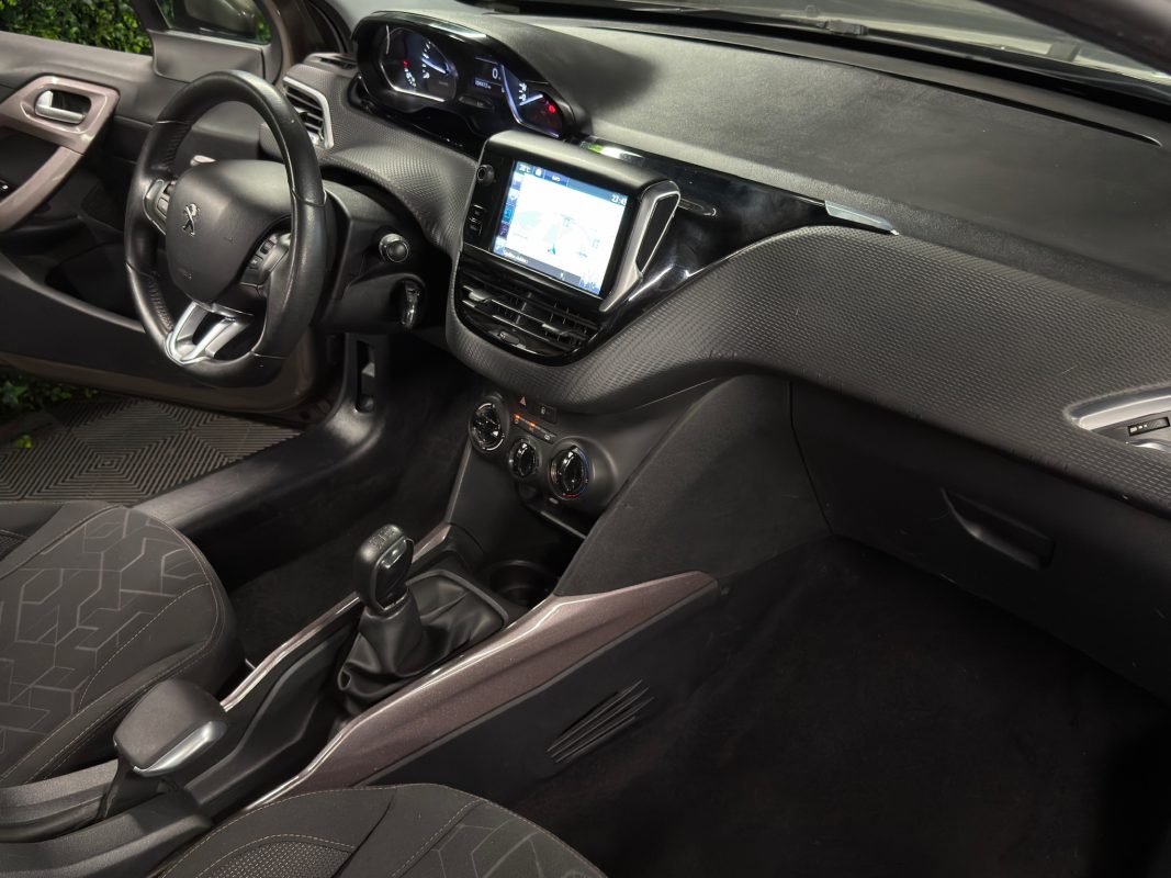 Peugeot 2008 1.6 HDI 100 Cv ECRAN GPS TACTILE / CRIT AIR 2 - GARANTIE 1 AN