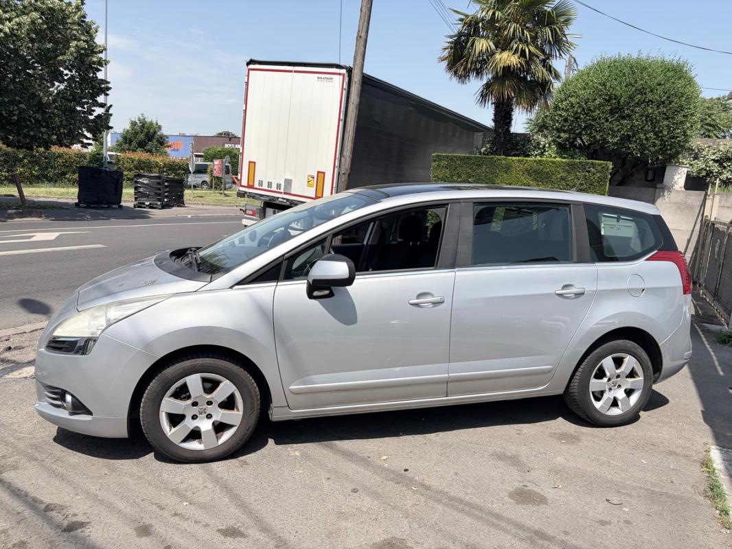 Peugeot 5008 7 PLACES 2012 1.6 HDi Active TOIT PANORAMIQUE RADAR BLUETOOTH RÉGULATEUR PAYER EN 3Foi