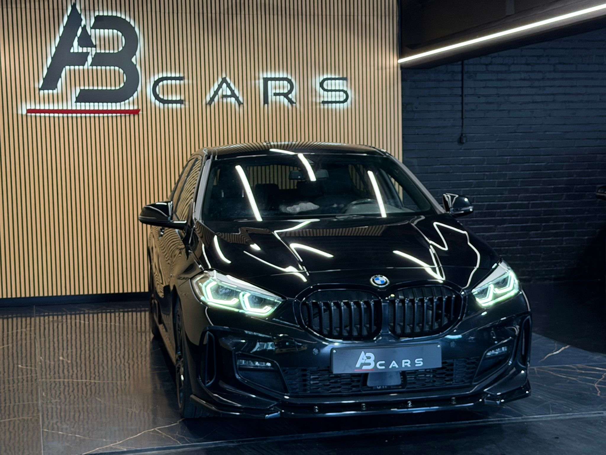 BMW 118 118iA * PACK M PERFORMANCE * GAR 12 MOIS *  1ER PROPRIÉTAIRE *