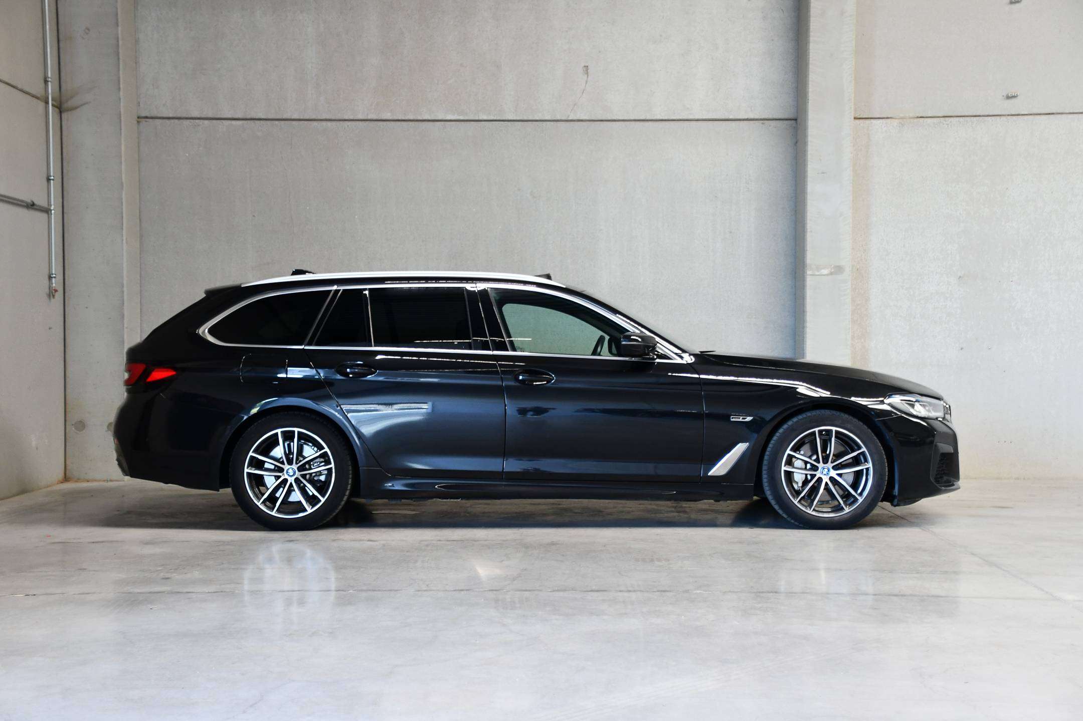 BMW 530 Touring X-Drive I PHEV I M-SPORT I Adaptief onderstel I Integral Active Steering I Laserlichten I Panodak