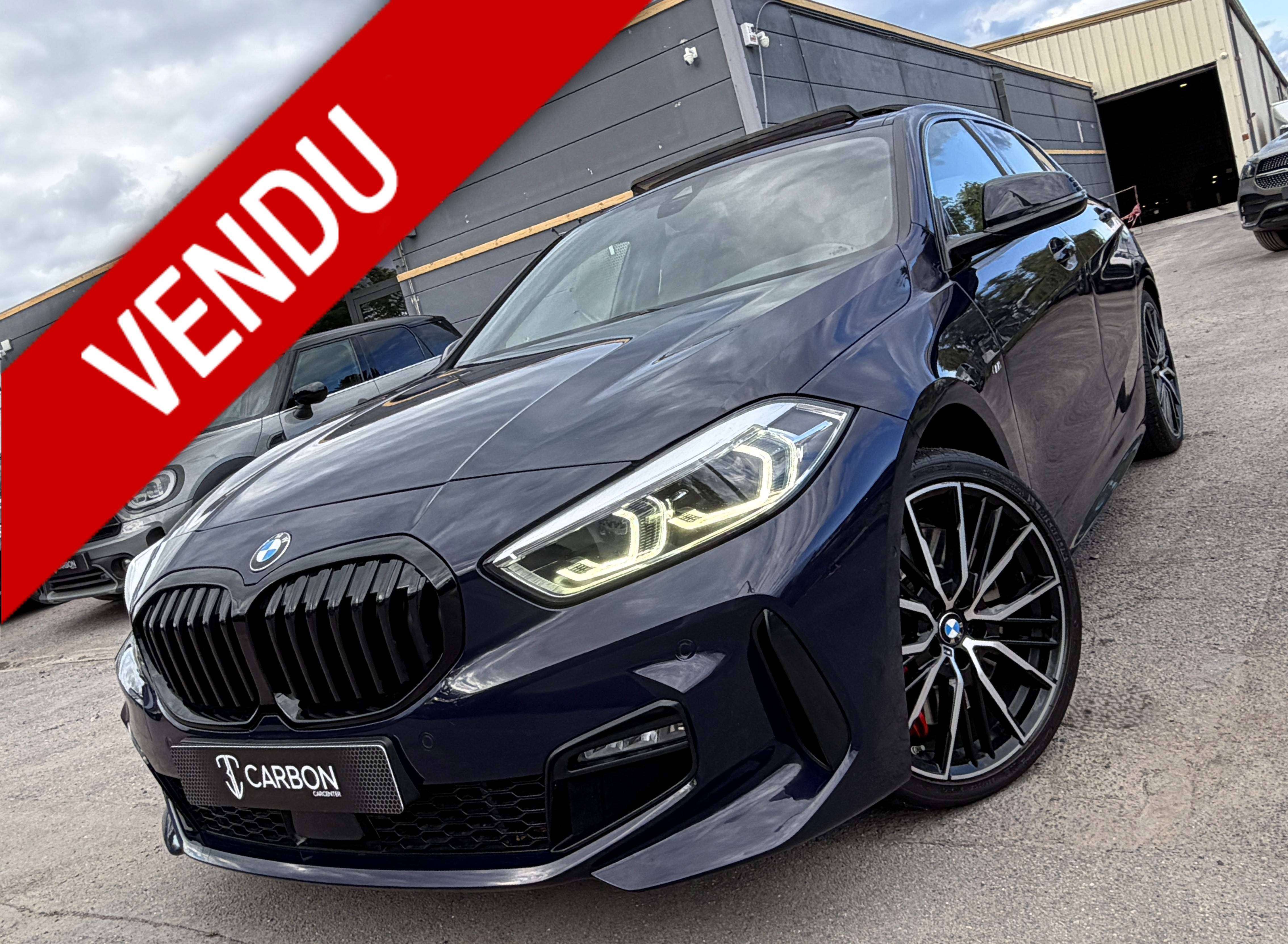 BMW 118 iA Pack M Sport COLEUR INDIVIDUAL BLUE POZZI/PANO/FULL LED/SPORT SEATS/KEYLESS/COCKPIT