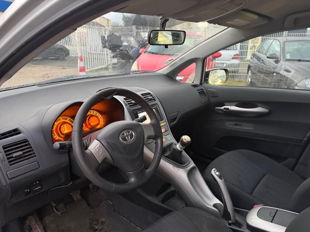 Toyota Auris 1.4 D-4D 90 CH REVISEE PREMIERE MAIN - 1ERE ET 3EME PASSENT MAL DEMARRE