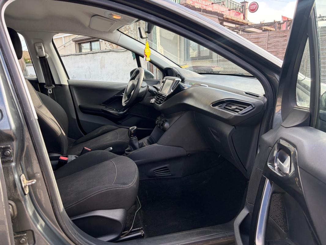 Peugeot 208 2017 1.6L HDI GPS BLUETOOTH RÉGULATEUR PAYEE EN 3 FOIS