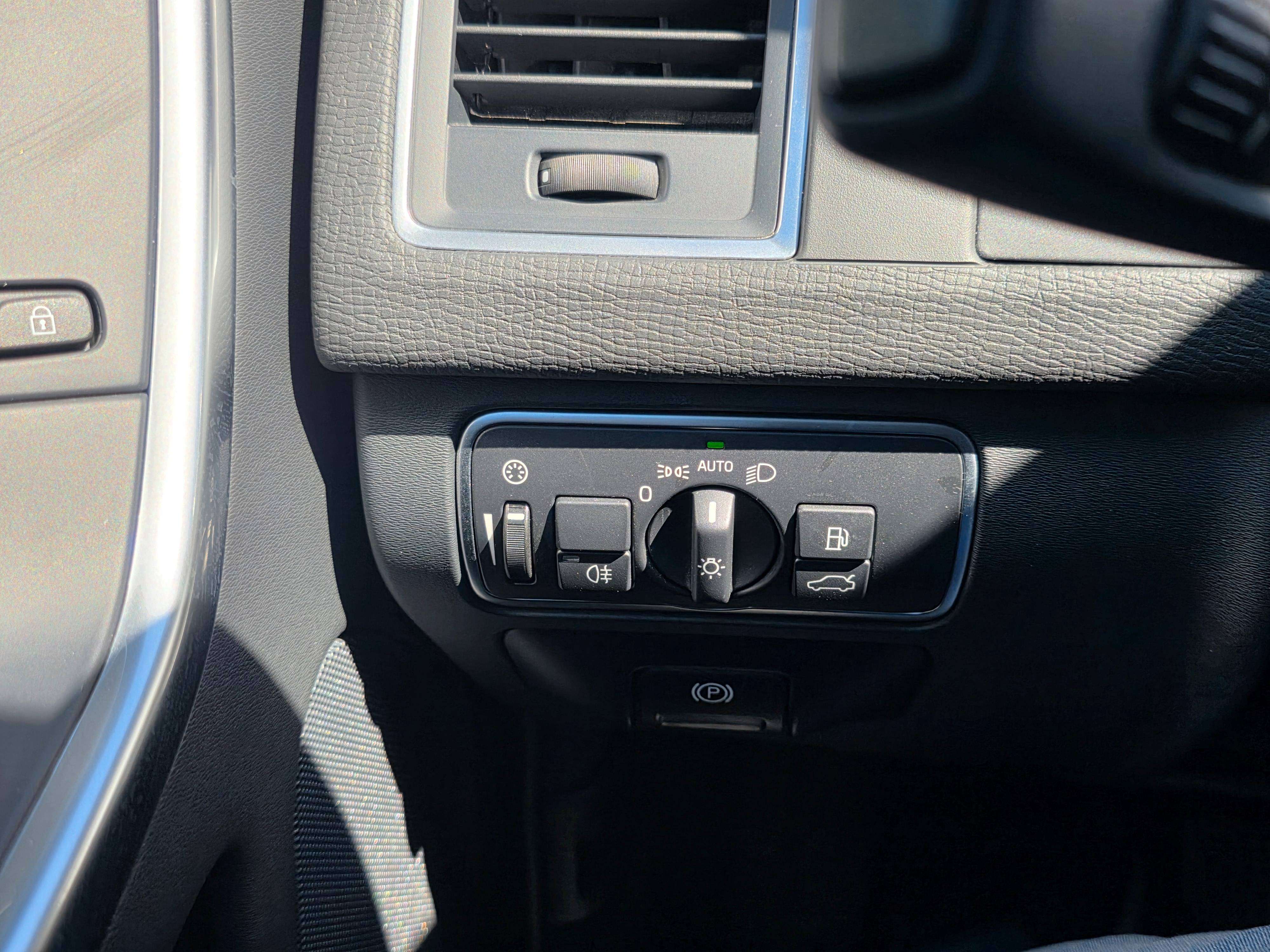 Volvo XC60 2.4 D4 4WD Geartronic 1°EIG. PERFECTE STAAT MET VEEL OPTIES !!