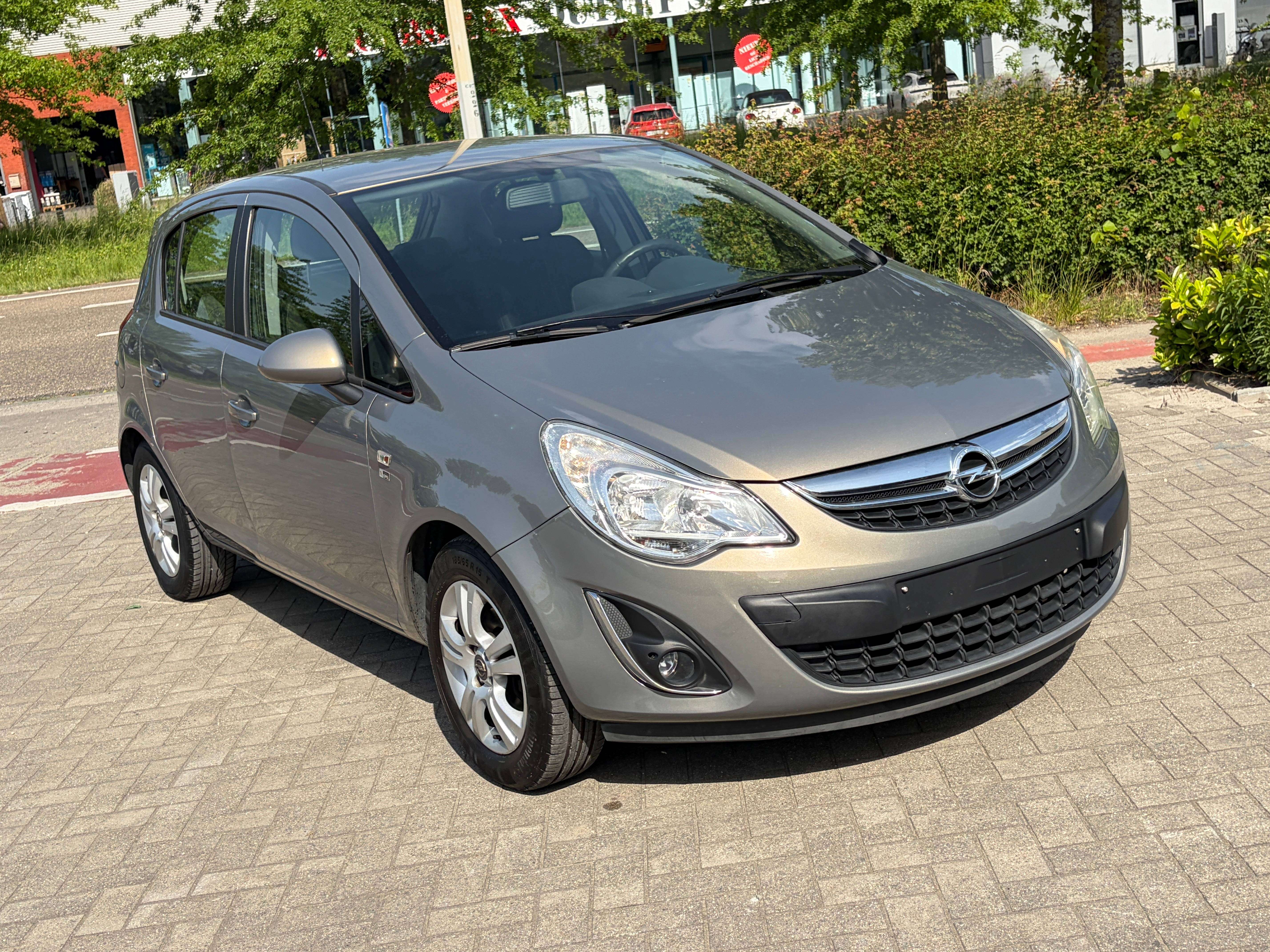 Opel Corsa 1.2i 5-drs **slechts 50.000km** Airco, Alu velgen, 1j garantie