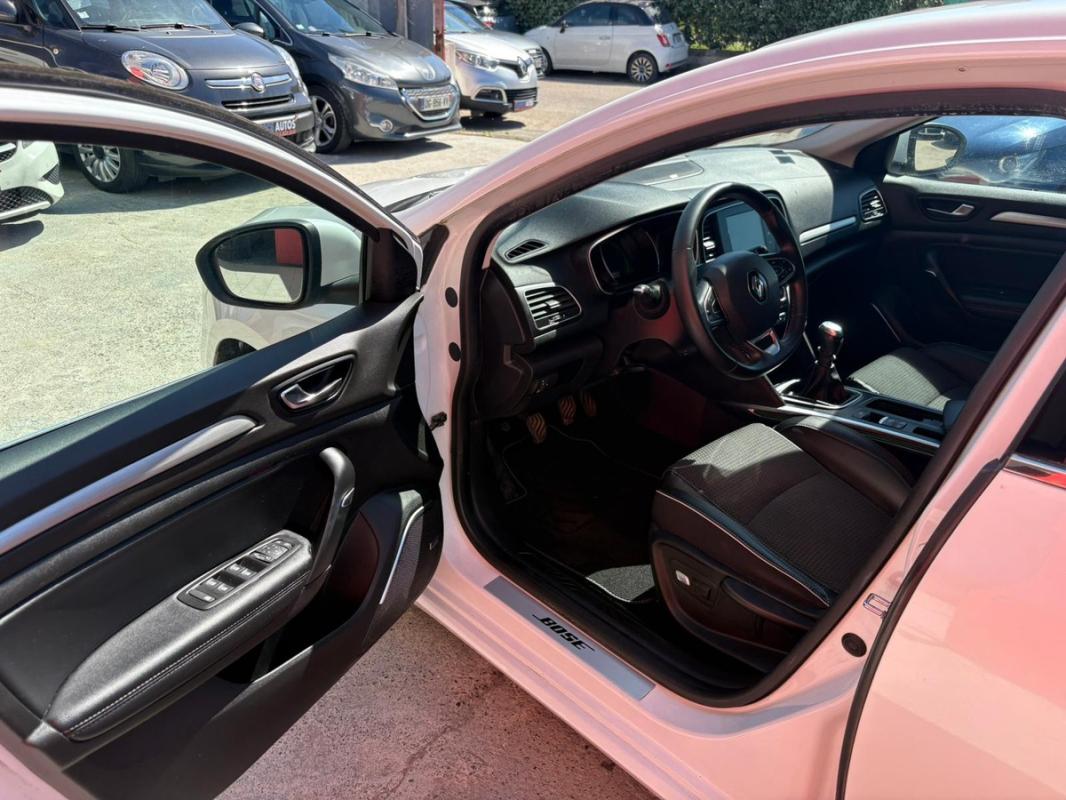 Renault Megane IV BOSE 1.2L TCE 132CH MAGNIFIQUE - ENTIÈREMENT RÉVISÉE ET GARANTIE 12 MOIS EN EUROPE