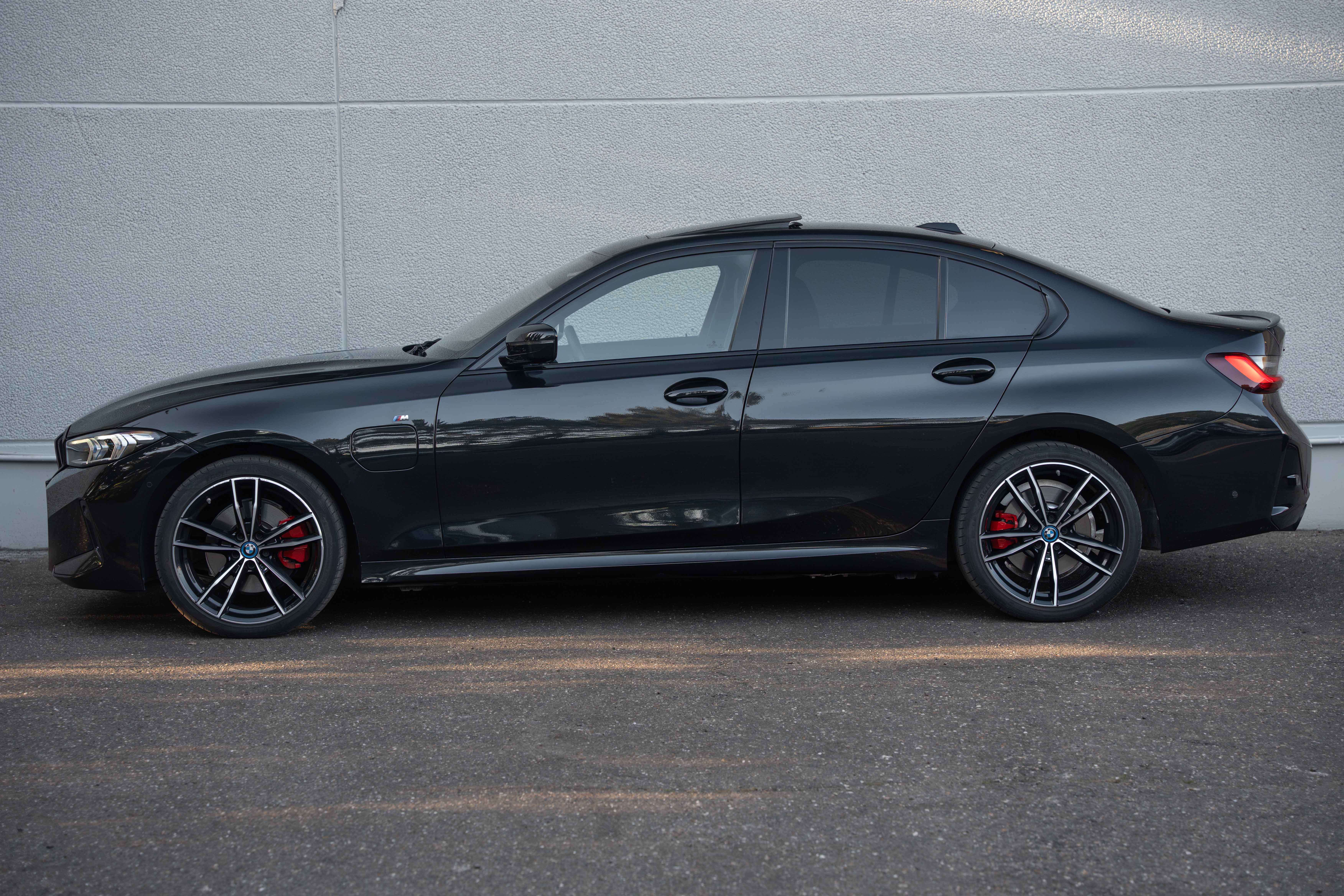 BMW 330 e xDrive M-SPORT/OPENDAK/LED/ACC/HUD/WIDESCREEN/KEYLESS/CAMERA/FABRIEKSGARANTIE