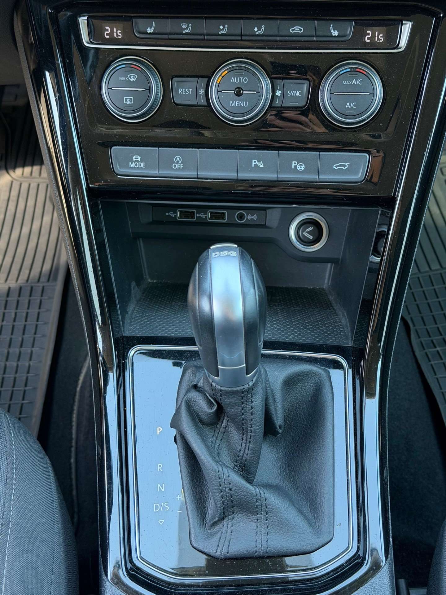Volkswagen Touran 7PL*1.4 TSI*AUTMAT DSG*NAVI*CAMERA*Carplay