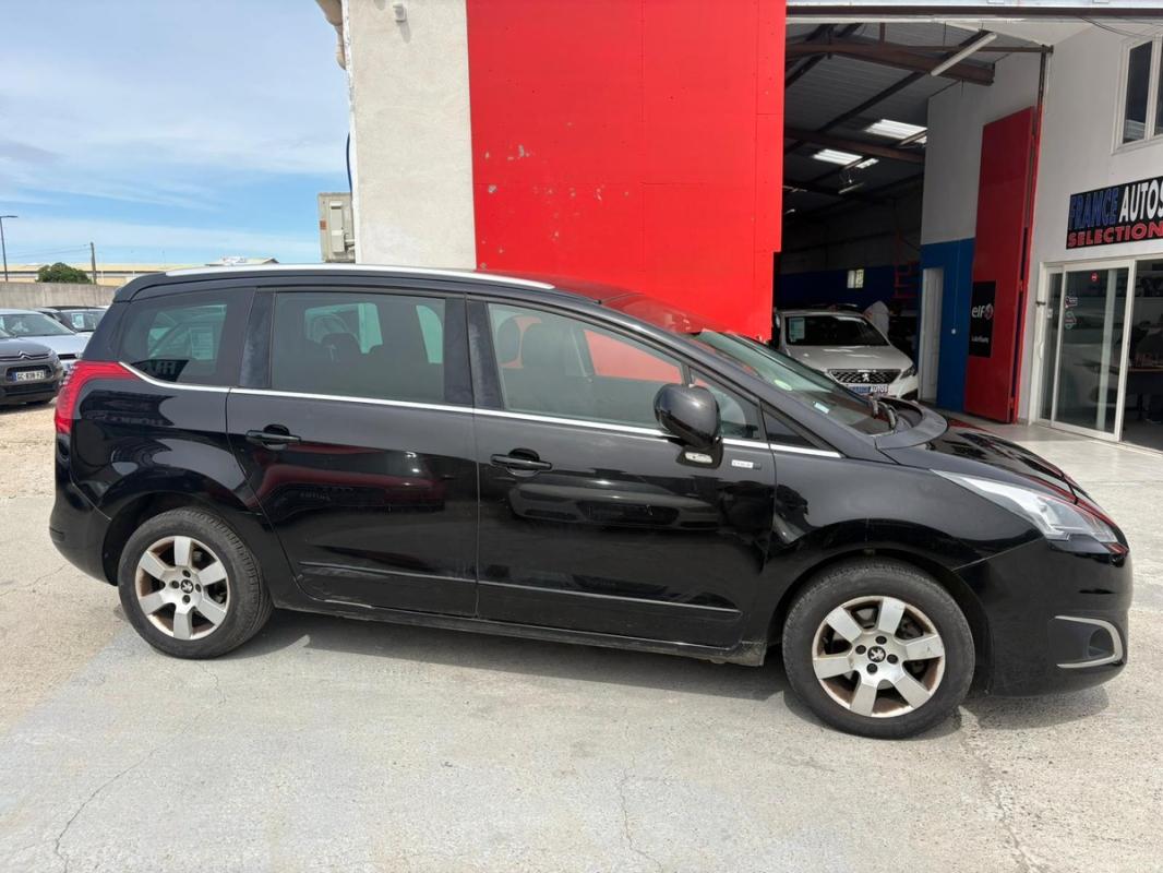 Peugeot 5008 1.6L HDI 120 CH BOITE AUTO 7 PLACES TOIT PANORAMIQUE - ENTIÈREMENT RÉVISÉE ET GARANTIE
