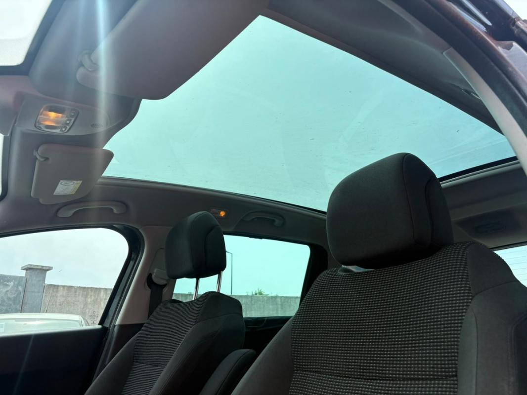 Peugeot 5008 1.6L HDI 120 CH BOITE AUTO 7 PLACES TOIT PANORAMIQUE - ENTIÈREMENT RÉVISÉE ET GARANTIE