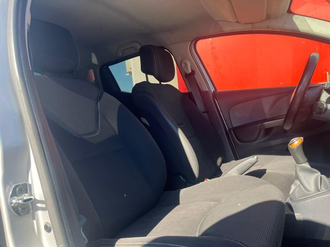 Renault Clio IV 1.5L DCI AVEC RADARS DE RECUL - ENTIÈREMENT RÉVISÉE ET GARANTIE PENDANT 12 MOIS