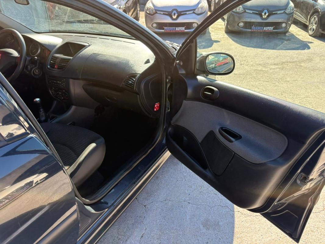 Peugeot 206+ 1.4i 73 CH ESSENCE DE 2011 - ENTIÈREMENT RÉVISÉE ET GARANTIE 12 MOIS