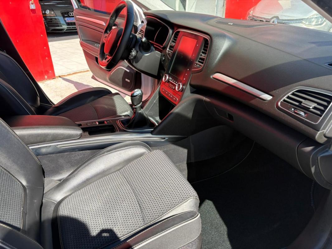 Renault Megane IV BOSE 1.2L TCE 132CH MAGNIFIQUE - ENTIÈREMENT RÉVISÉE ET GARANTIE 12 MOIS EN EUROPE