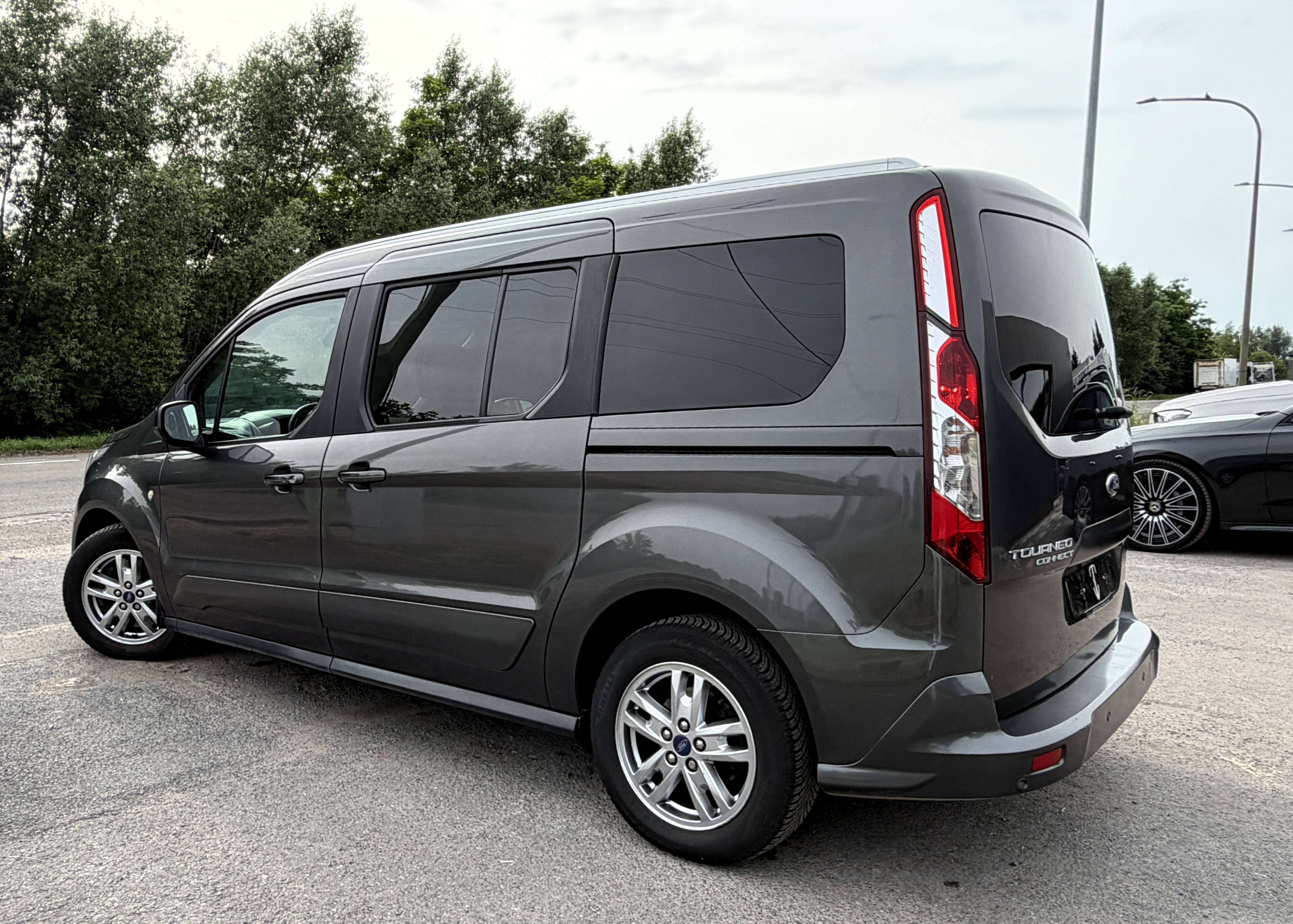 Ford Tourneo Connect 1.5 TDCi Titanium LWB 7 Places PANO/NAVI/CAMERA/HISTORIQUE/2 Portes Latérales