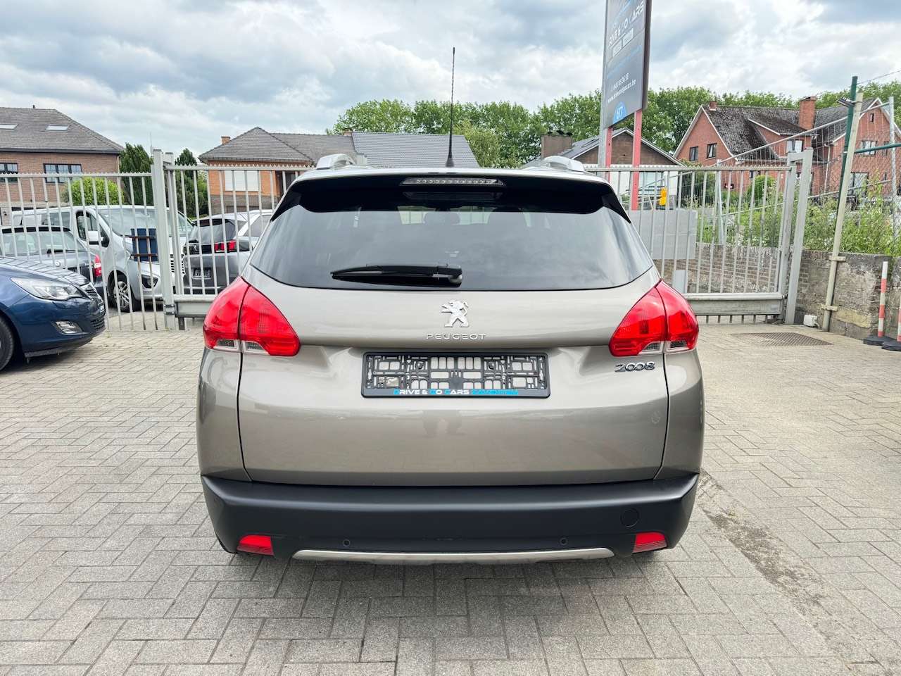 Peugeot 2008 1.2i Benzine Allure ** 1 JAAR GARANTIE ** !!