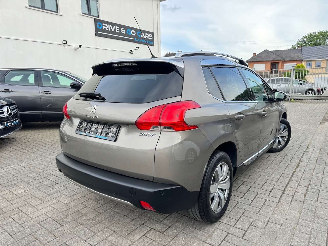 Peugeot 2008 1.2i Benzine Allure ** 1 JAAR GARANTIE ** !!