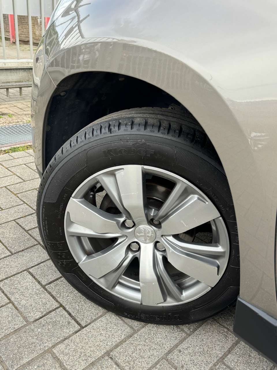 Peugeot 2008 1.2i Benzine Allure ** 1 JAAR GARANTIE ** !!