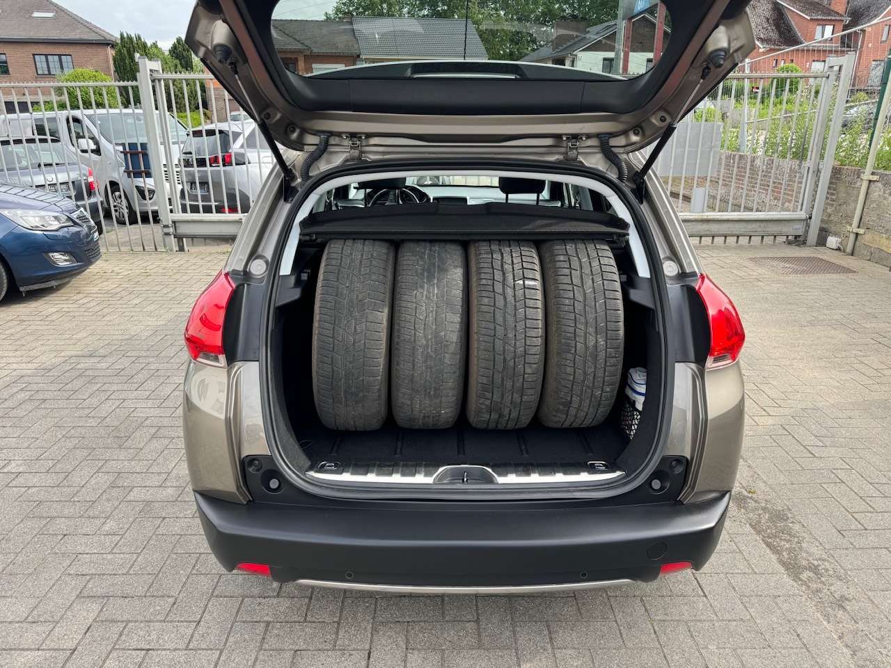 Peugeot 2008 1.2i Benzine Allure ** 1 JAAR GARANTIE ** !!