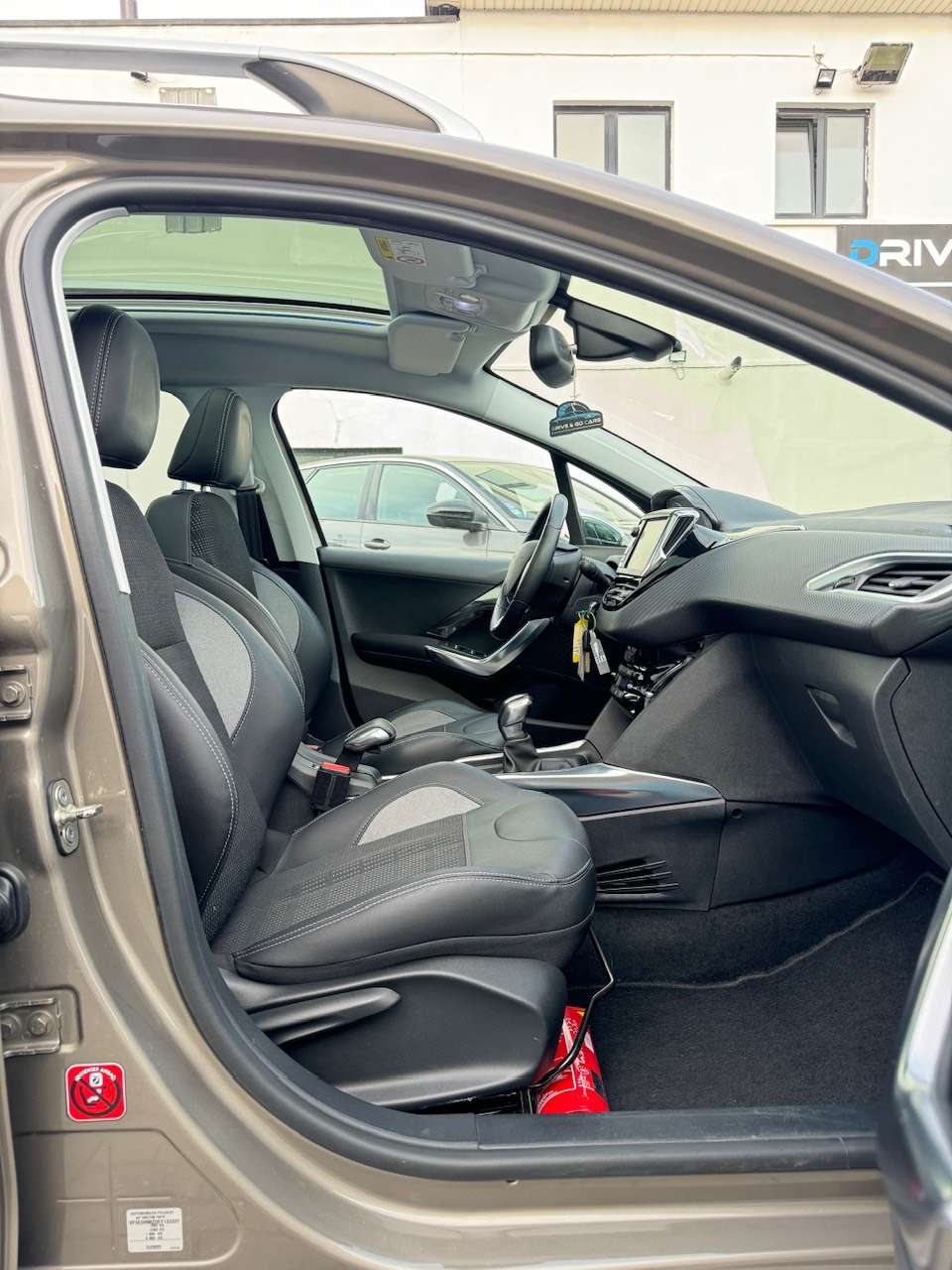Peugeot 2008 1.2i Benzine Allure ** 1 JAAR GARANTIE ** !!