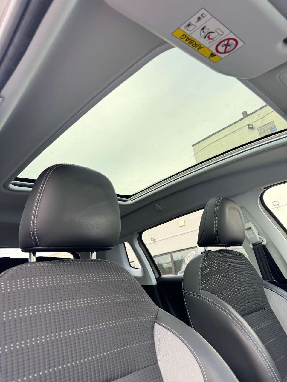 Peugeot 2008 1.2i Benzine Allure ** 1 JAAR GARANTIE ** !!