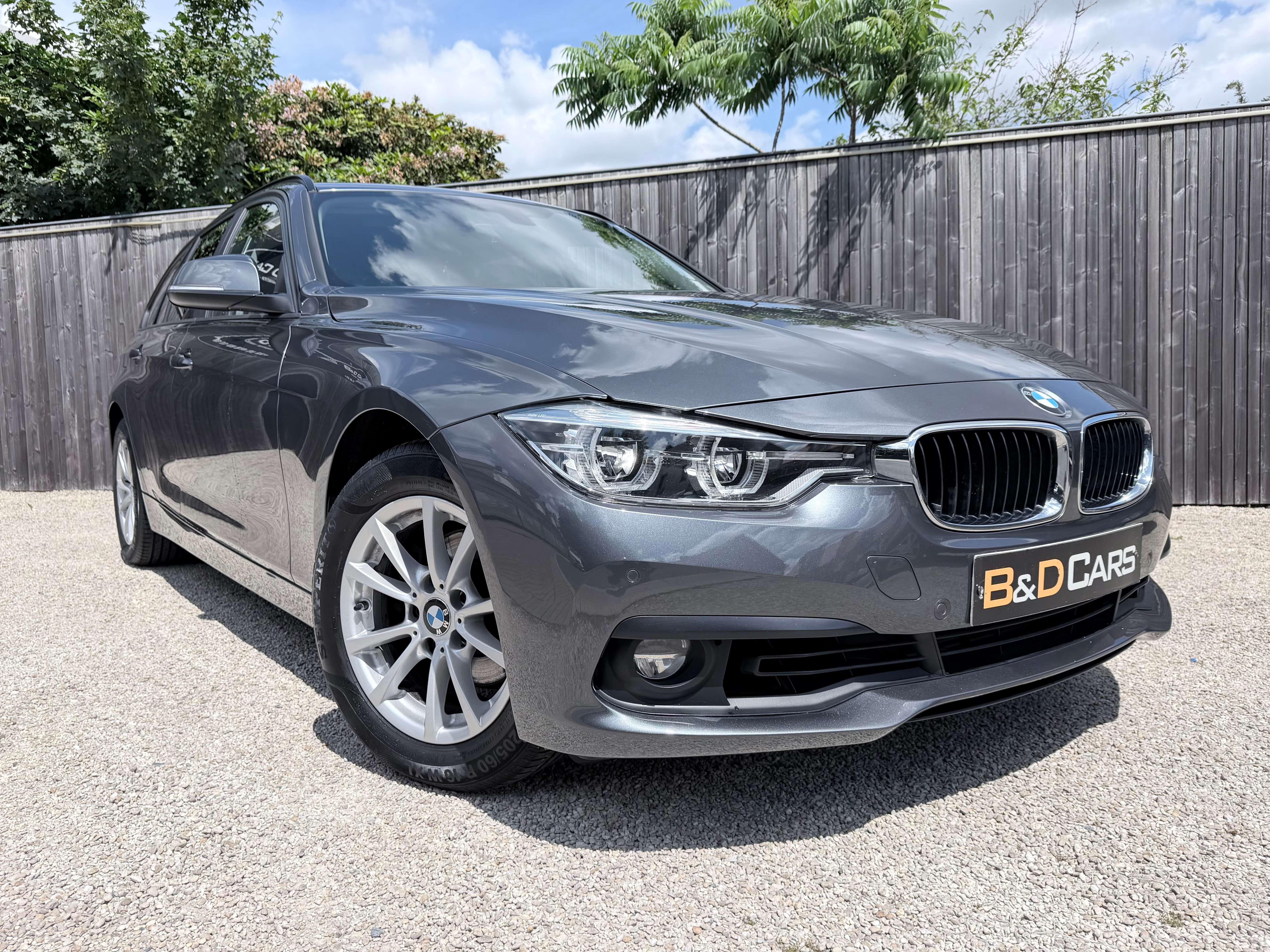 BMW 318 Touring 318i LEDER/FULL-LED/NAVI/PDC/16" NETTO: € 11.562