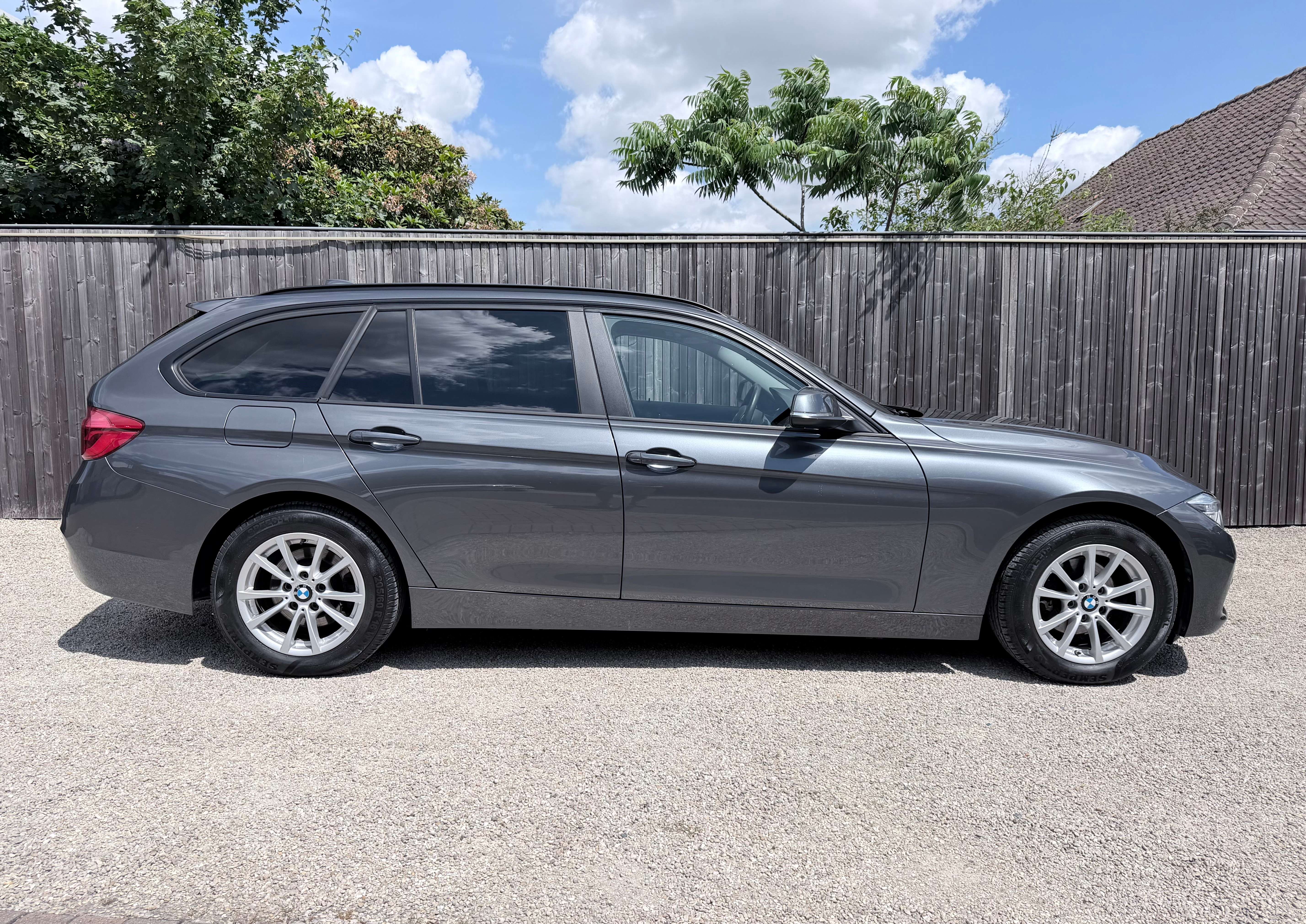 BMW 318 Touring 318i LEDER/FULL-LED/NAVI/PDC/16" NETTO: € 11.562