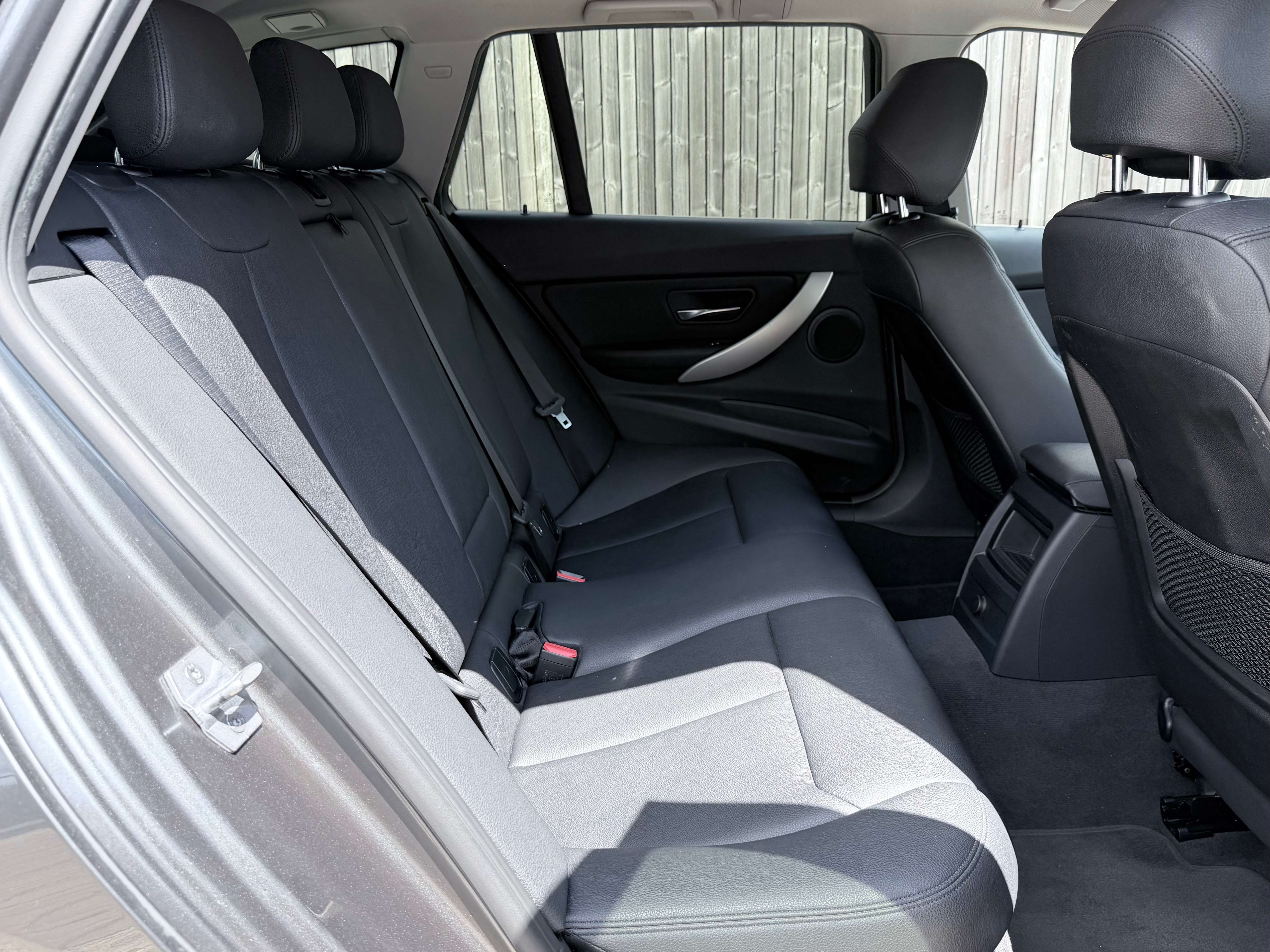 BMW 318 Touring 318i LEDER/FULL-LED/NAVI/PDC/16" NETTO: € 11.562