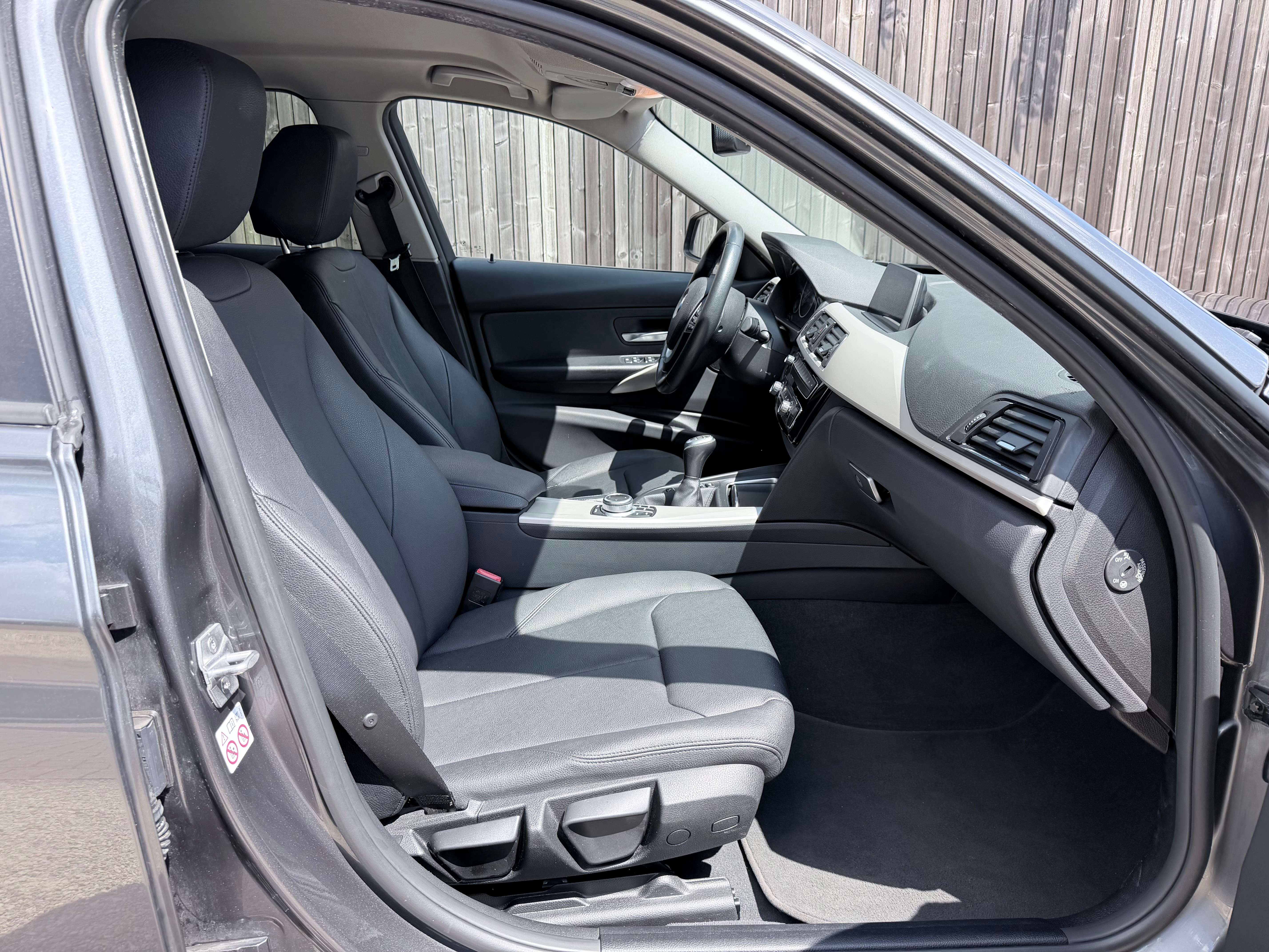 BMW 318 Touring 318i LEDER/FULL-LED/NAVI/PDC/16" NETTO: € 11.562