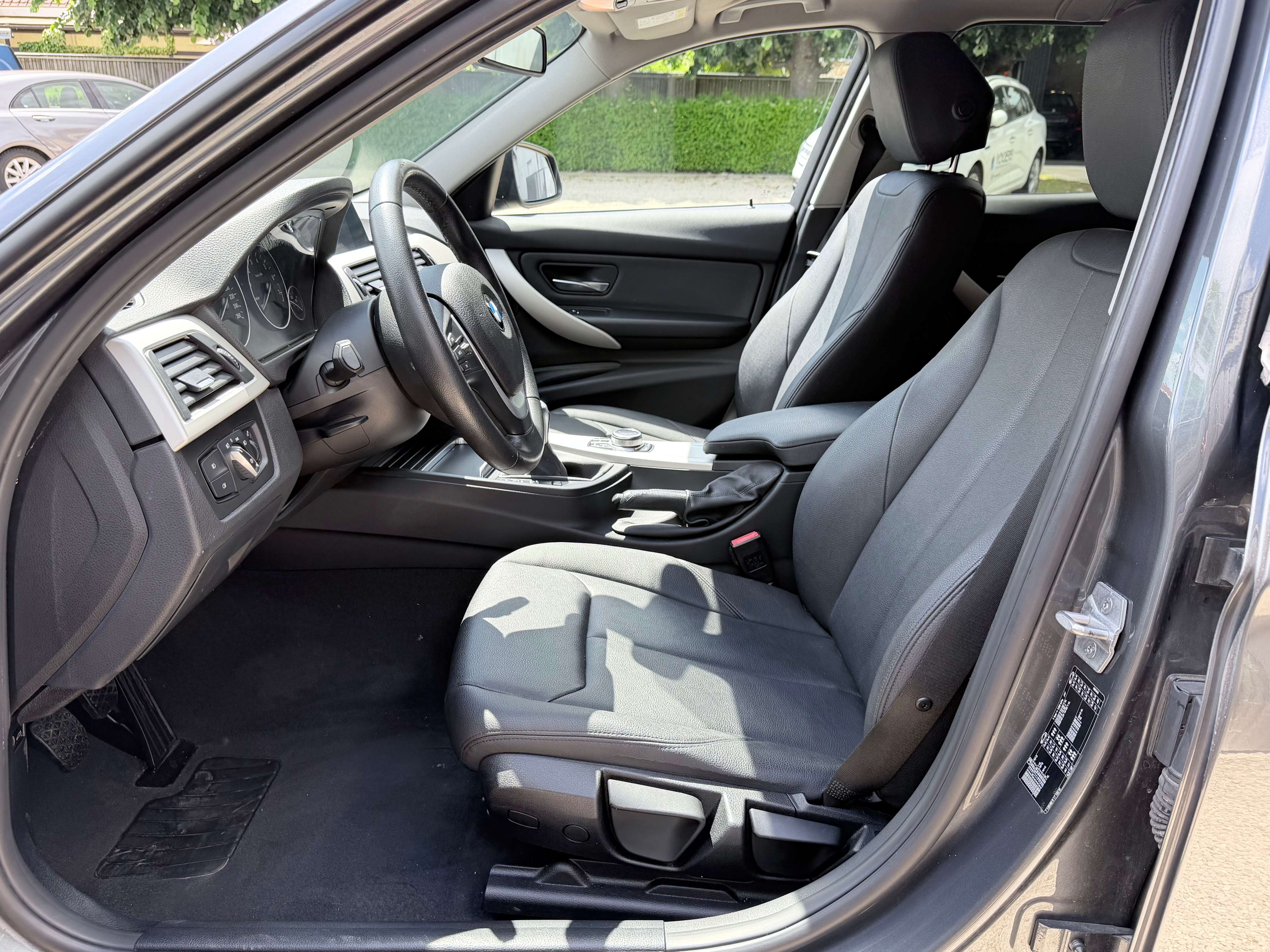 BMW 318 Touring 318i LEDER/FULL-LED/NAVI/PDC/16" NETTO: € 11.562