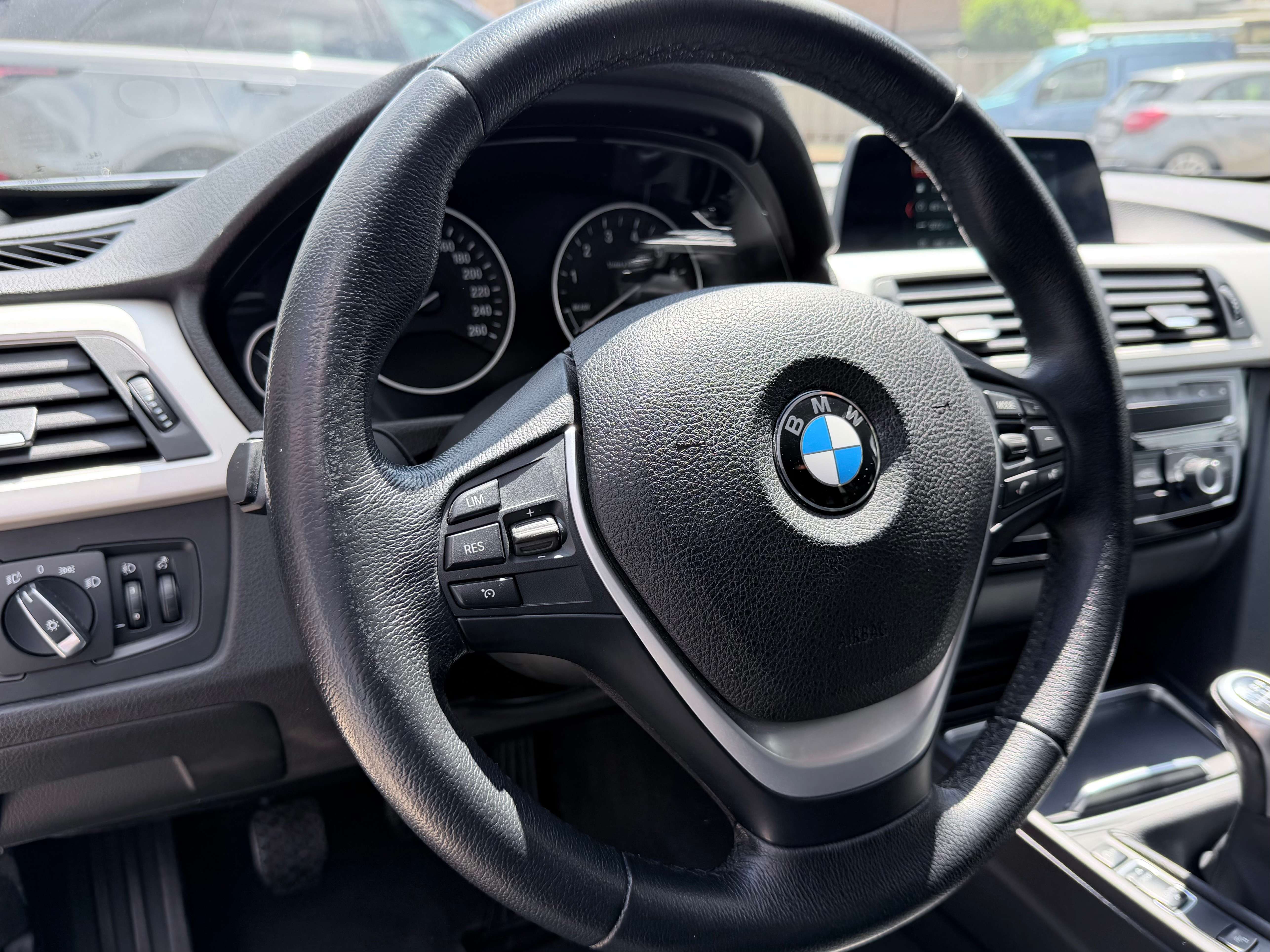BMW 318 Touring 318i LEDER/FULL-LED/NAVI/PDC/16" NETTO: € 11.562