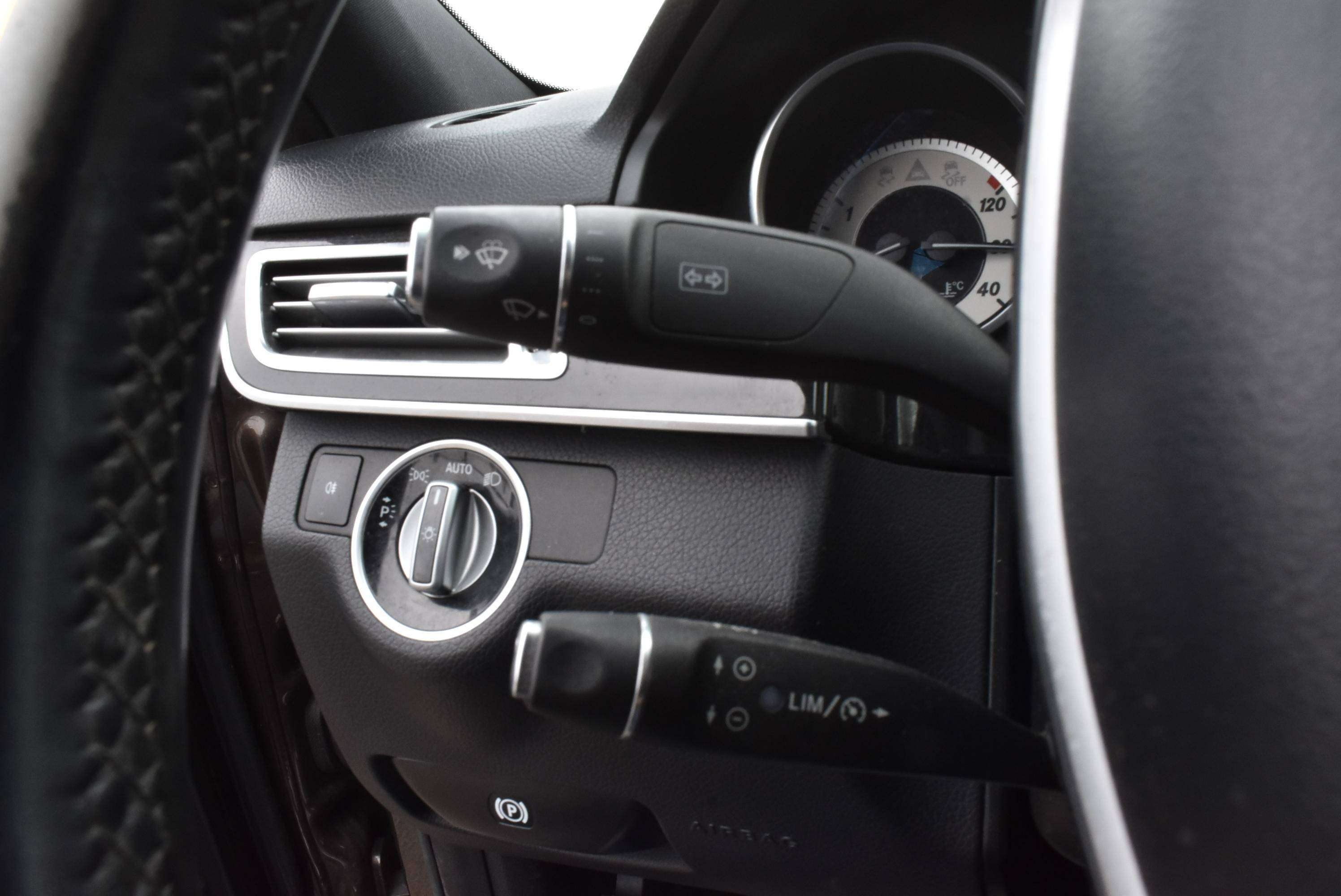 Mercedes-Benz E 220 Autom Avantgarde 81.000KM!!! ***12M GARANTIE***