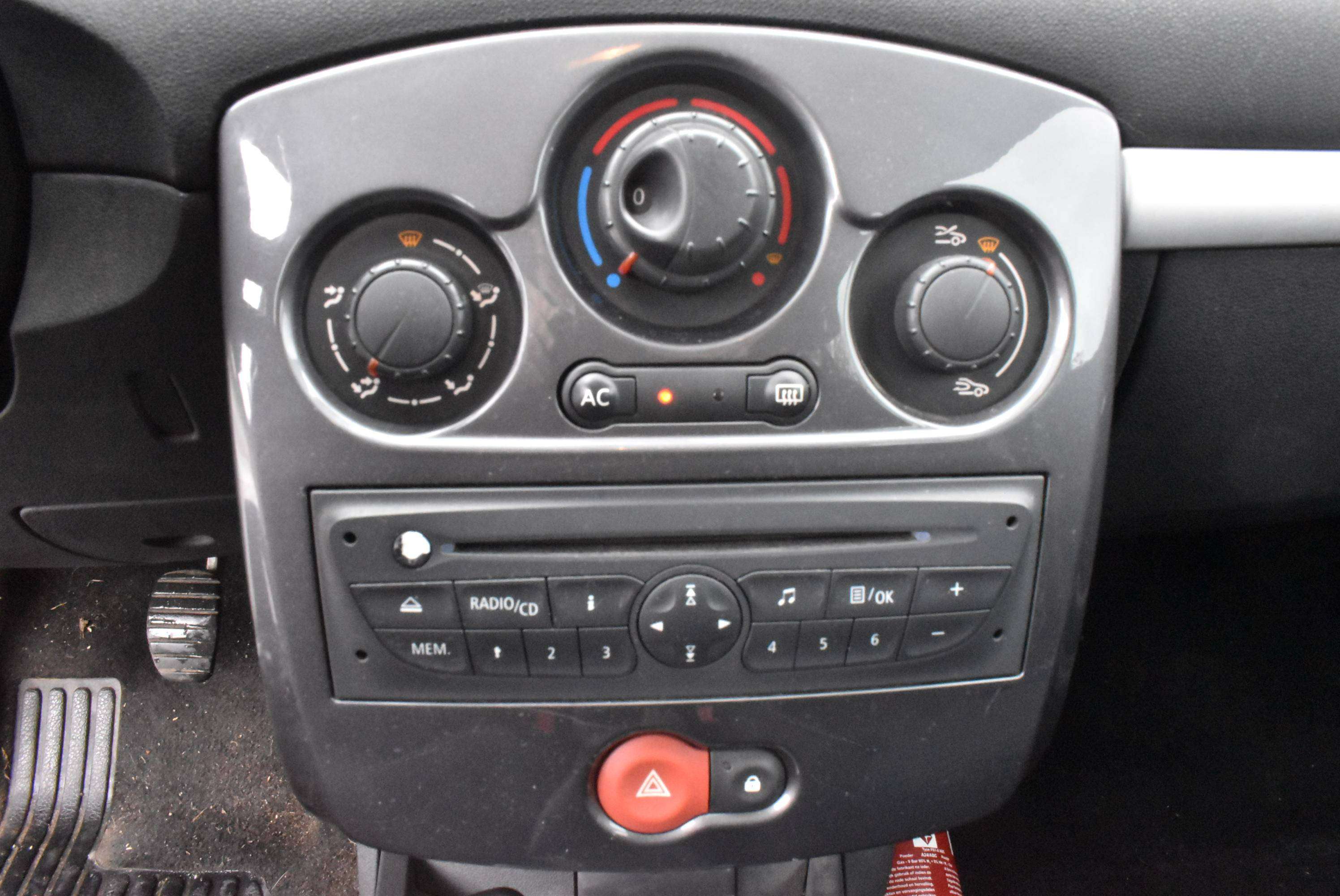 Renault Clio 1.2i TomTom LIVE Airco/GPS ***12M GARANTIE***