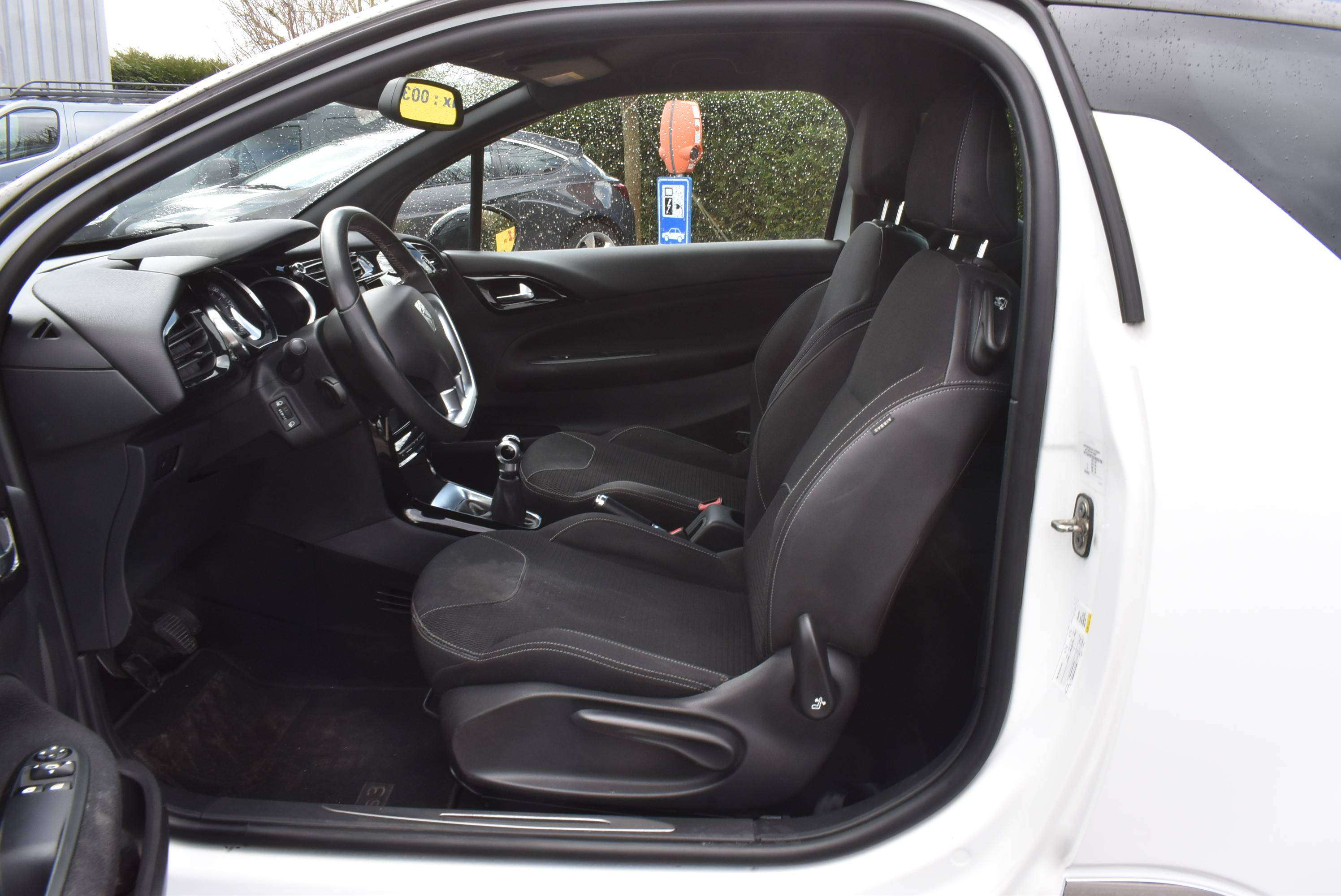 DS Automobiles DS 3 1.2i Business Airco/GPS/CarPlay ***12M GARANTIE*** 95.000KM!!!