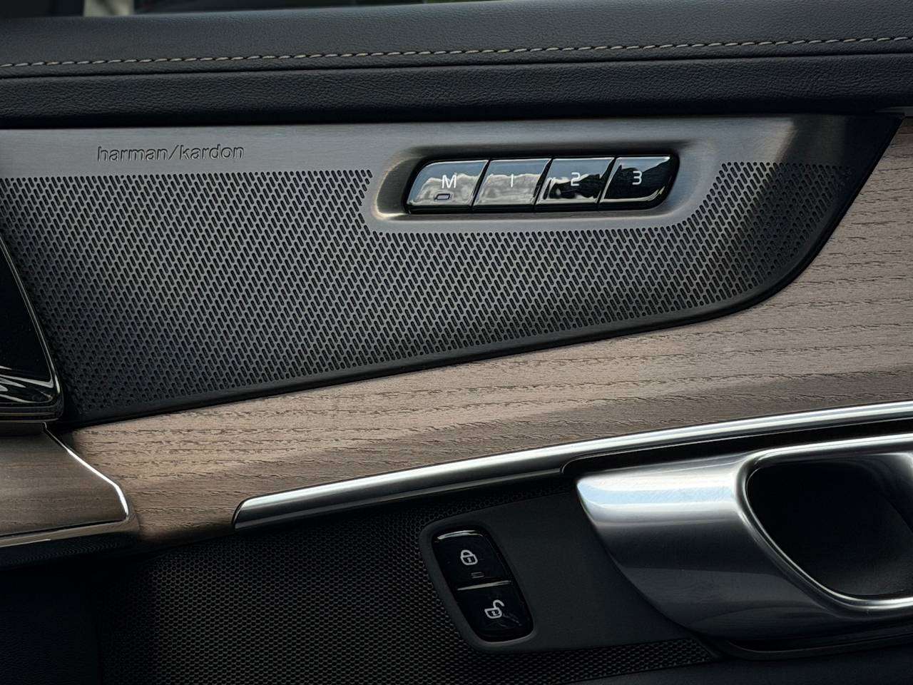 Volvo XC90 T8 PHEV PLUS DARK 7-ZIT HARMAN KARDON MEMORY SEATS APPLE CARPLAY