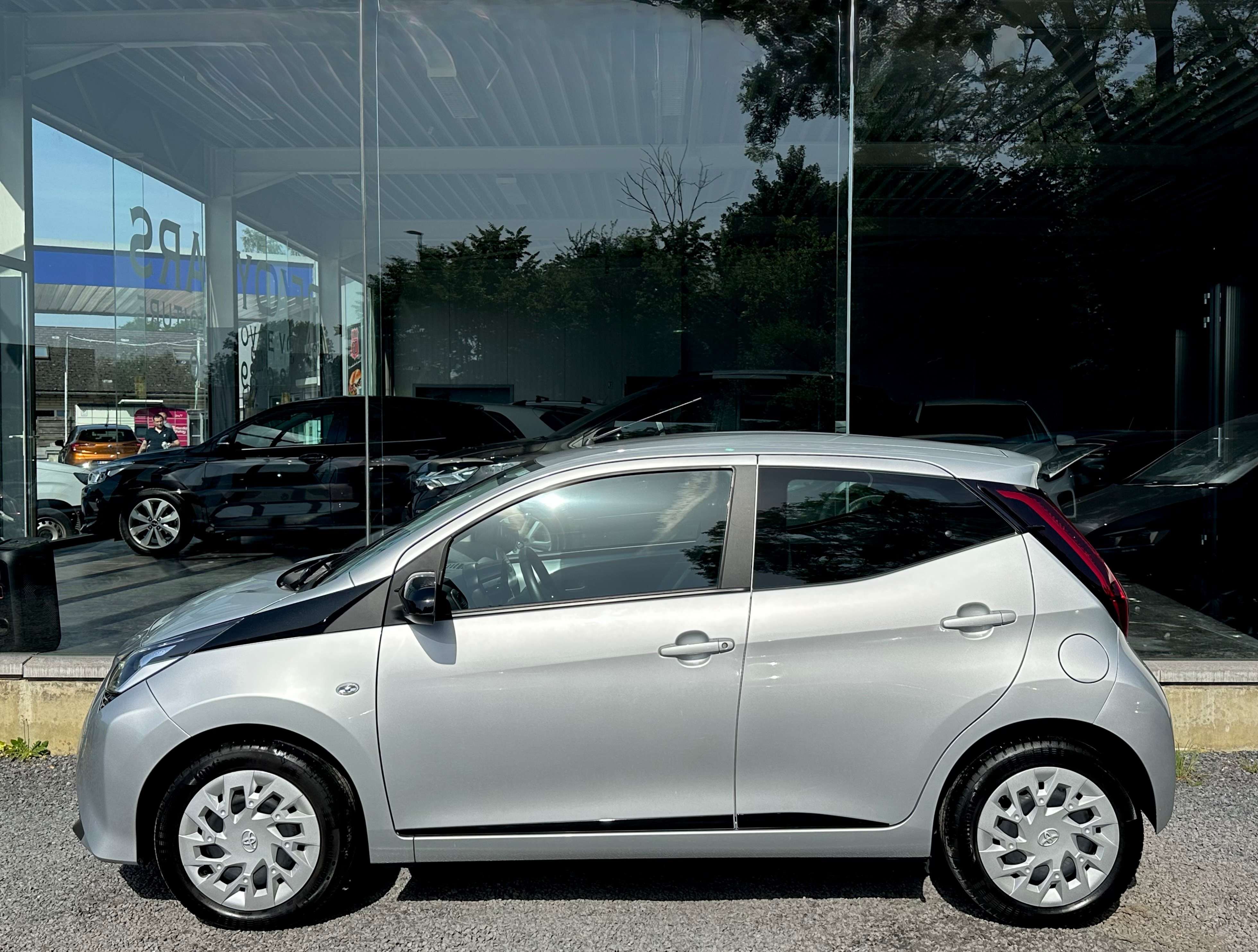 Toyota Aygo 1.0i*EURO 6D 2035 LEZ*1ER PROP*CAMERA*CARPLAY*AIRCO*GARANTIE TOYOTA 3032