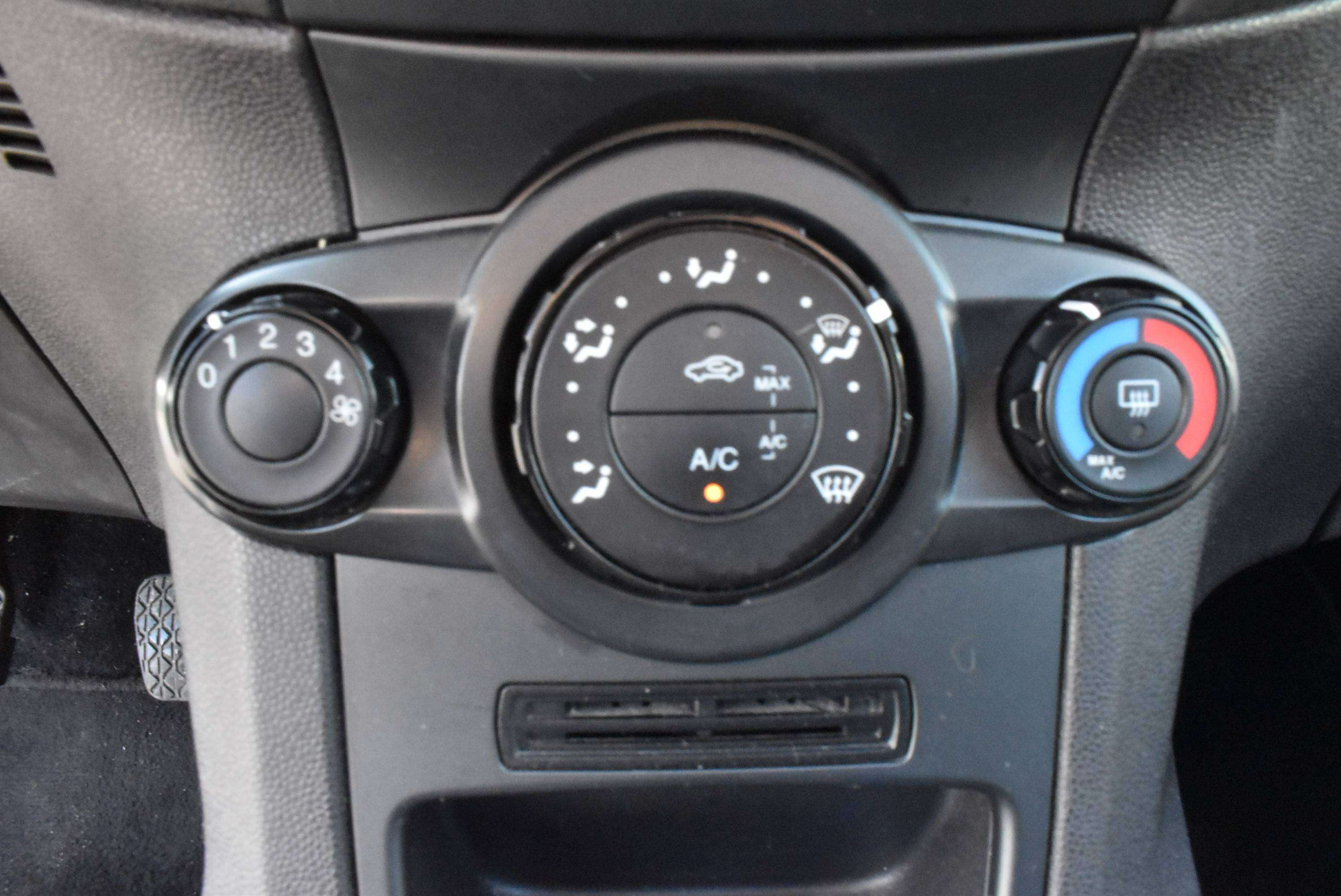 Ford Fiesta 1.25i Ambiente Airco ***12M GARANTIE***