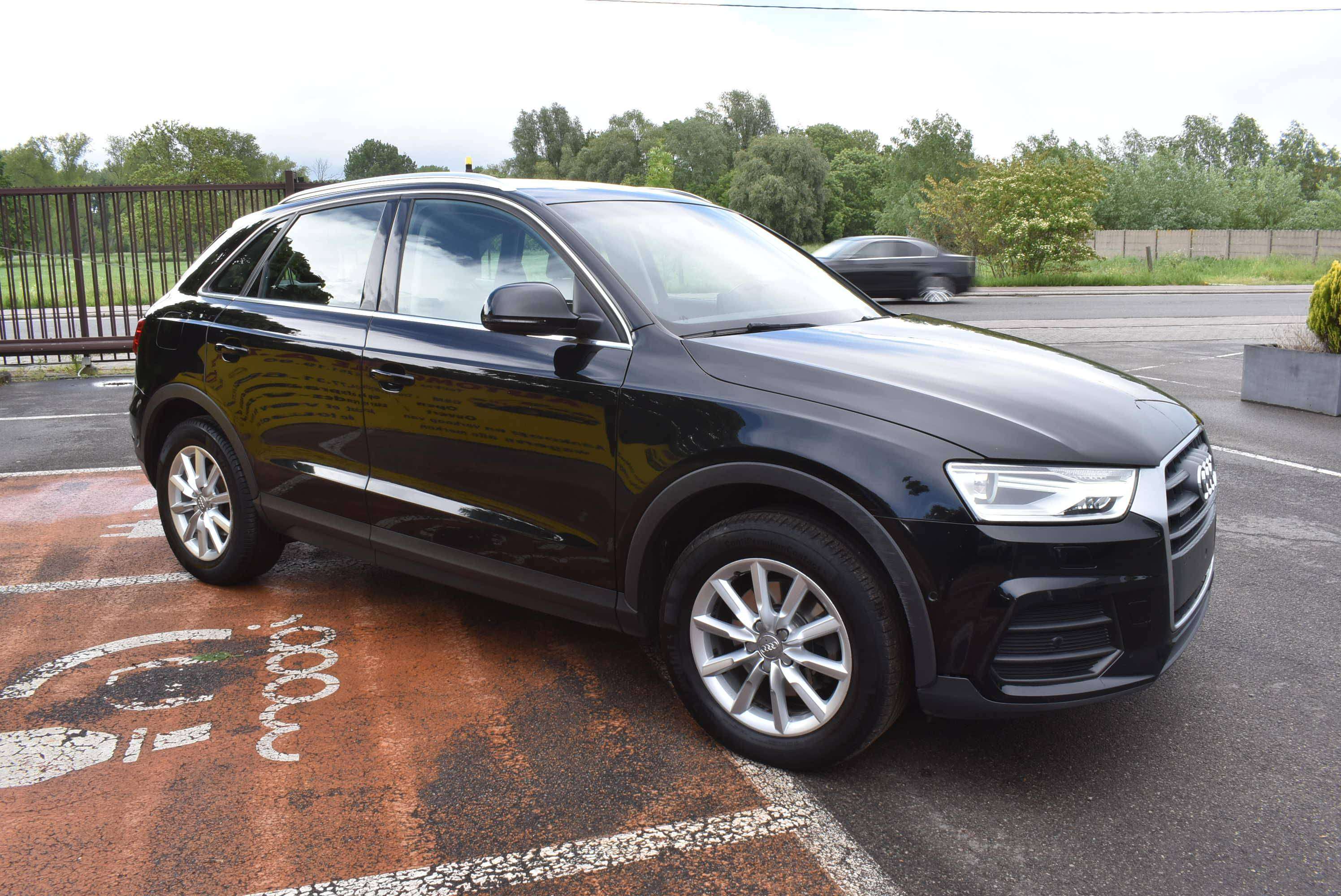 Audi Q3 2.0 TDi Quattro S tronic Xenon/Leder***12M GARANTIE***