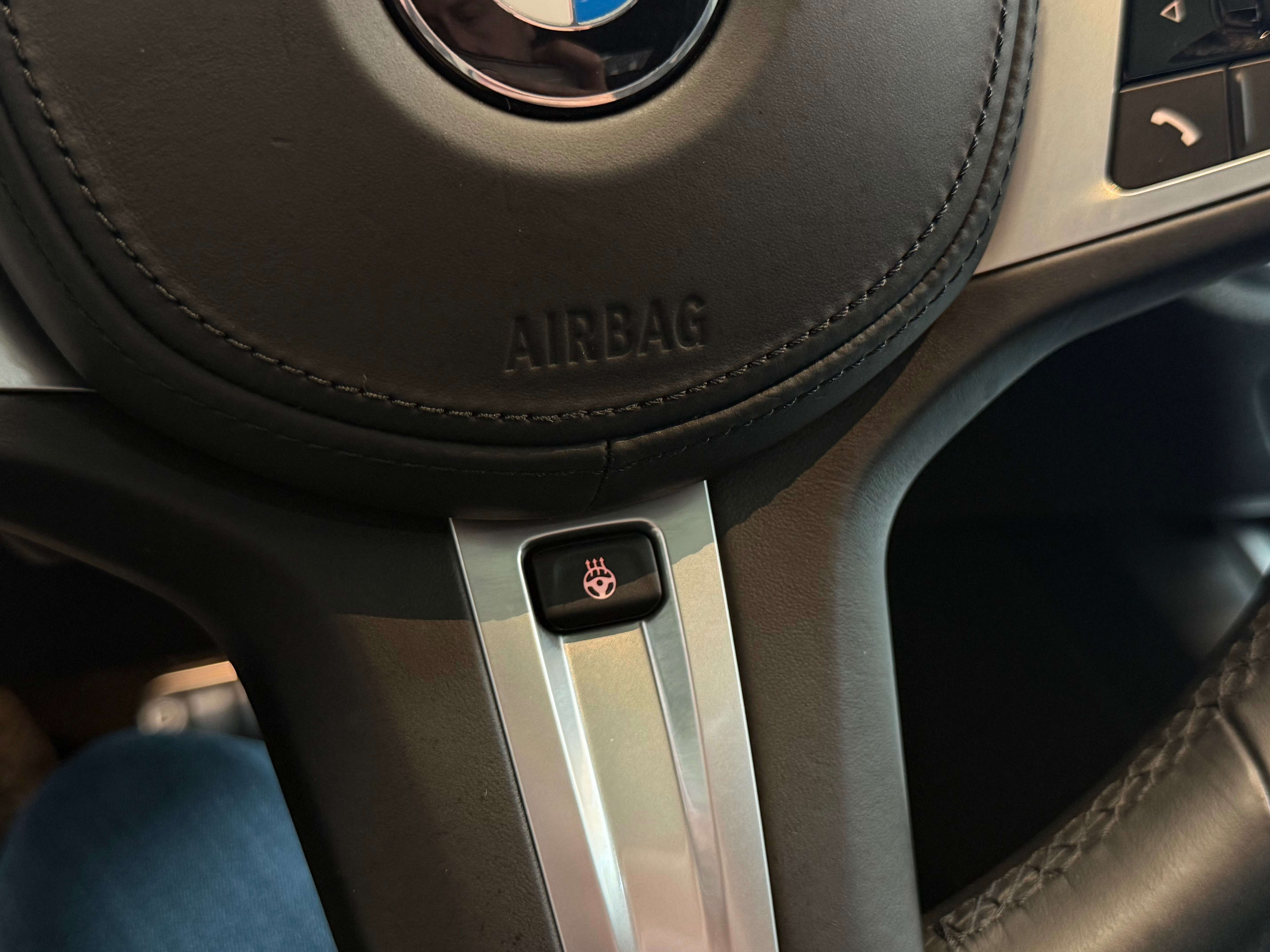 BMW 330 iXA PACK M - TOIT OUV. - HEAD-UP - DISTRONIC - CAMERA - NAVIGATION - LINE ASSIST - ANGLES MORT - FULL OPTION
