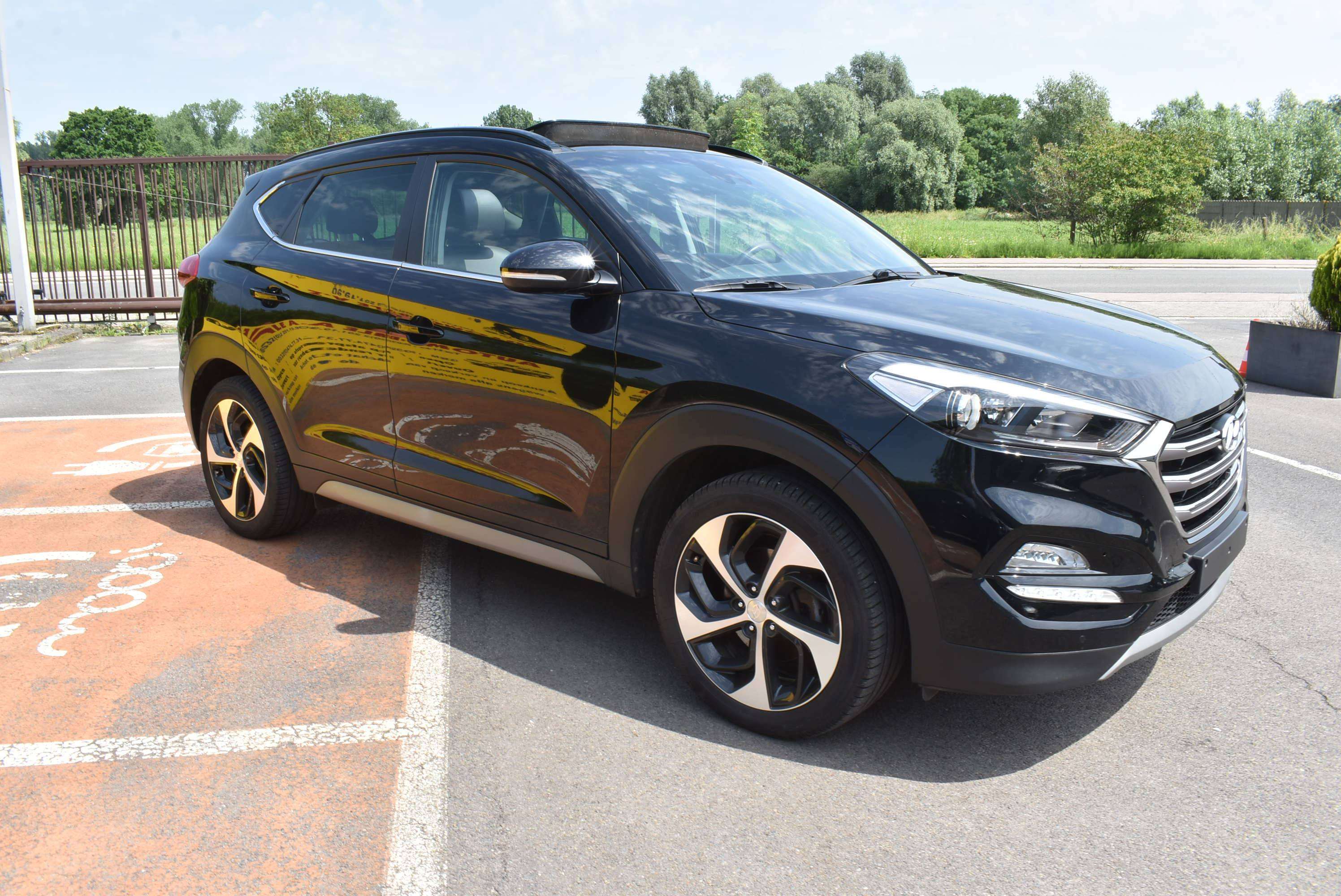 Hyundai TUCSON 1.7 CRDi Premium ISG Leder/Pano/GPS ***12M GARANTIE***