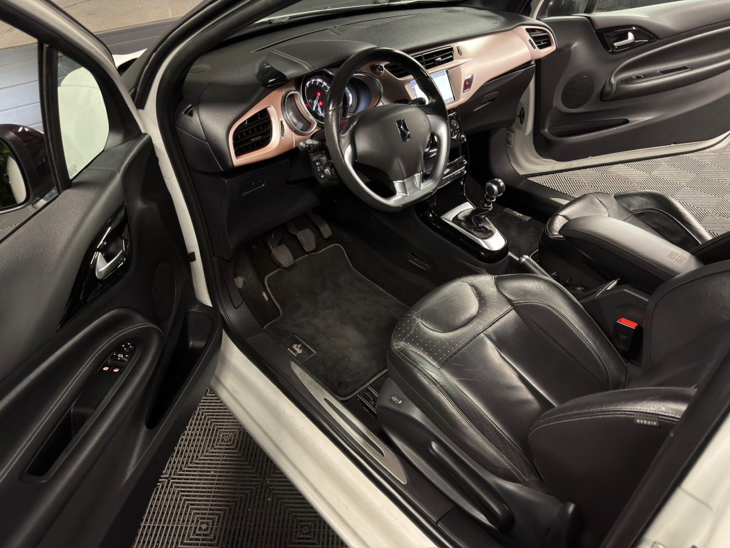 Ds 3 GIVENCHY Le MakeUp 1.2 TURBO 130 Cv 38 900 Kms ECRAN GPS CAMERA INTERIEUR CUIR Garantie 1 an thumbnail