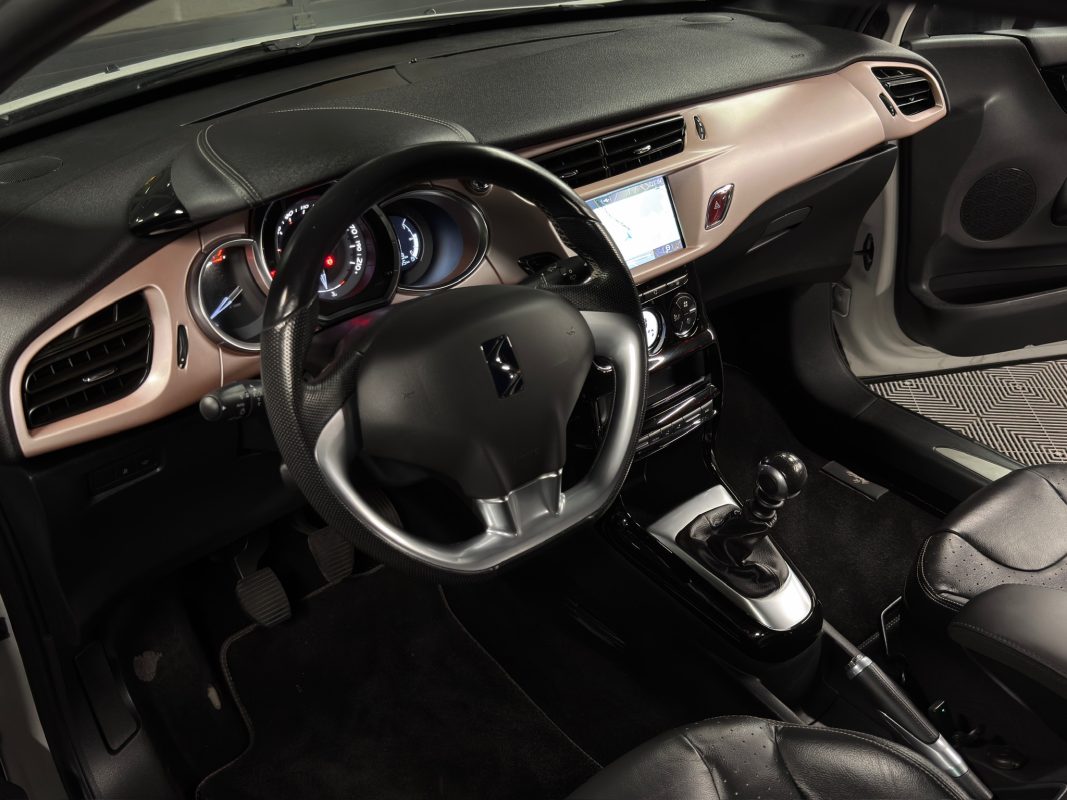 Ds 3 GIVENCHY Le MakeUp 1.2 TURBO 130 Cv 38 900 Kms ECRAN GPS CAMERA INTERIEUR CUIR Garantie 1 an thumbnail