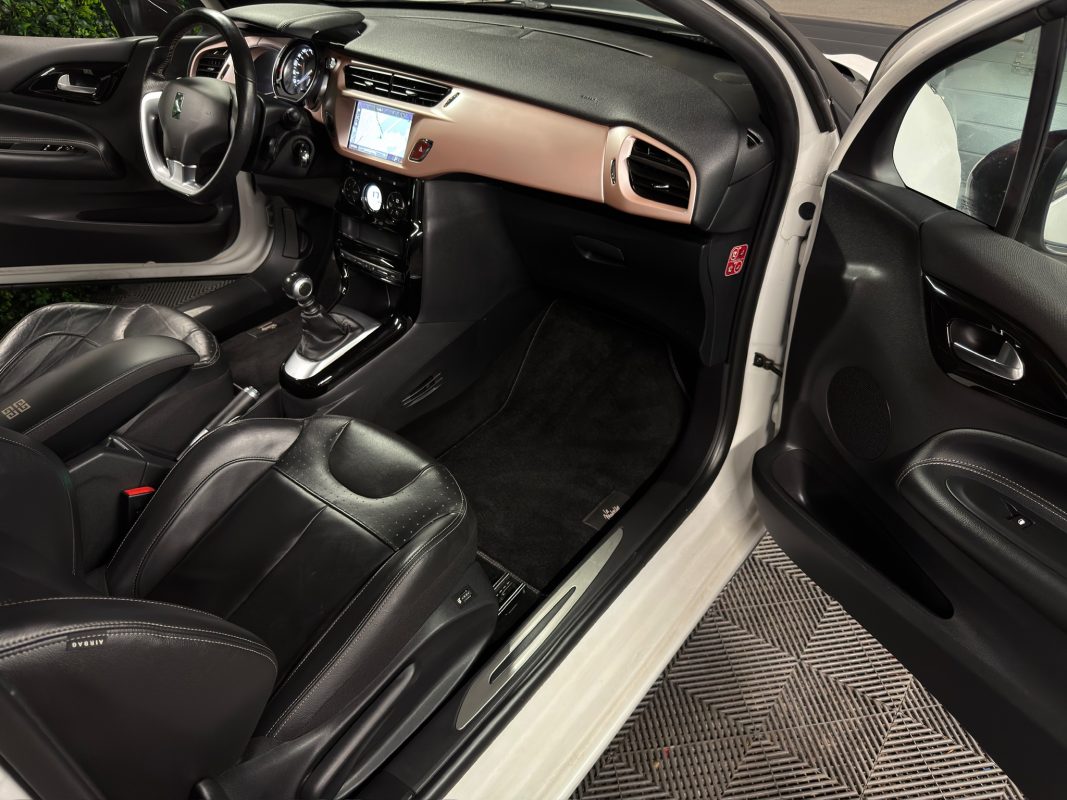 Ds 3 GIVENCHY Le MakeUp 1.2 TURBO 130 Cv 38 900 Kms ECRAN GPS CAMERA INTERIEUR CUIR Garantie 1 an thumbnail