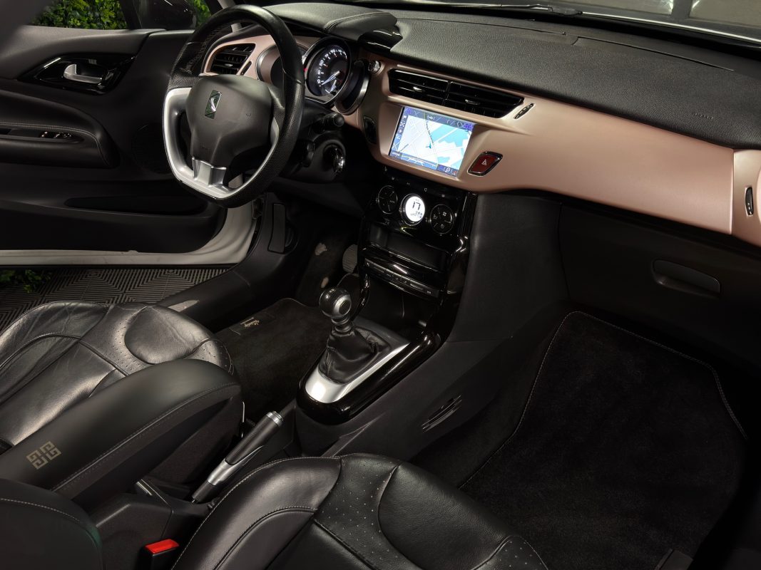 Ds 3 GIVENCHY Le MakeUp 1.2 TURBO 130 Cv 38 900 Kms ECRAN GPS CAMERA INTERIEUR CUIR Garantie 1 an thumbnail