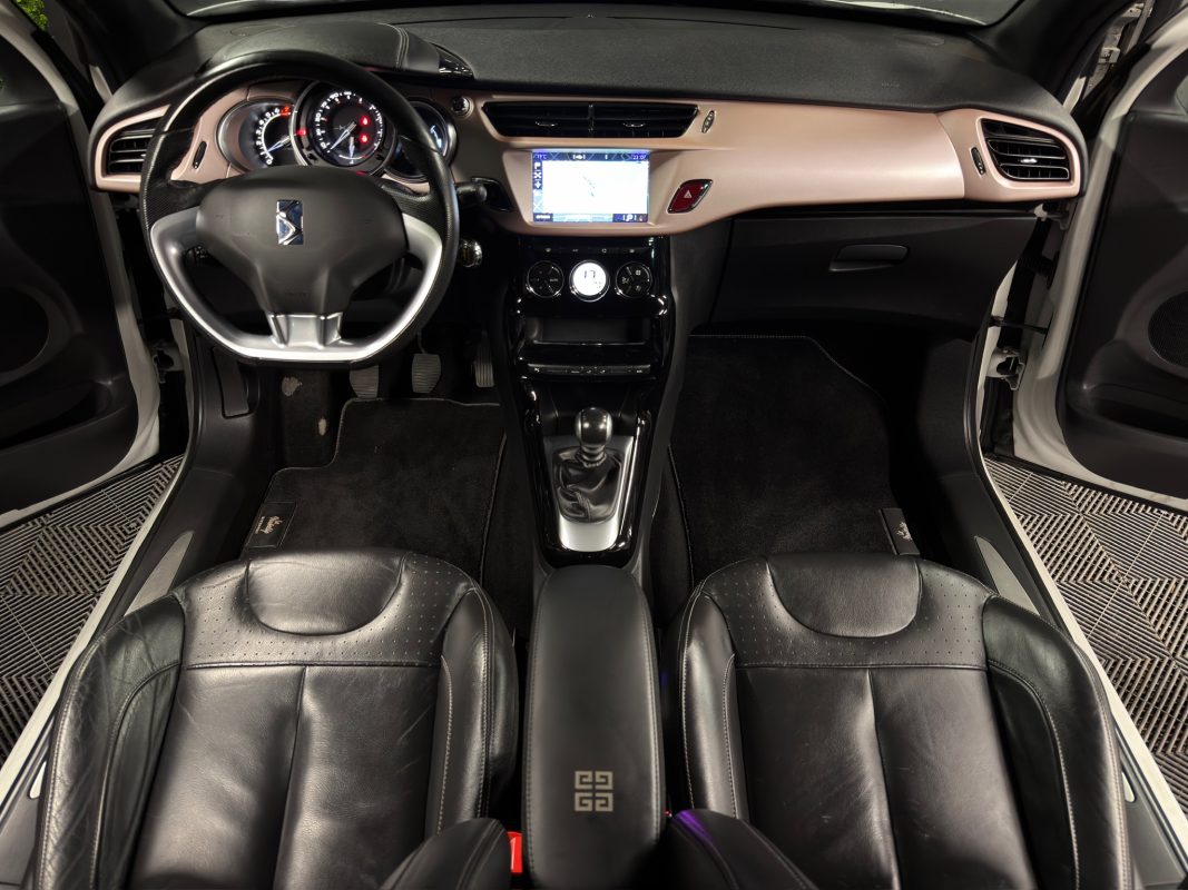 Ds 3 GIVENCHY Le MakeUp 1.2 TURBO 130 Cv 38 900 Kms ECRAN GPS CAMERA INTERIEUR CUIR Garantie 1 an thumbnail