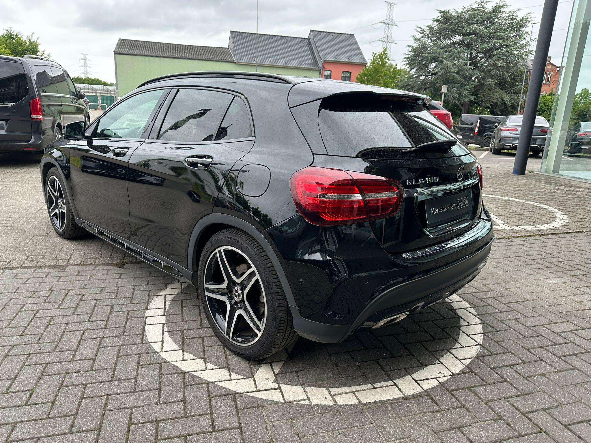 Mercedes-Benz GLA 180 GLA AMG LINE