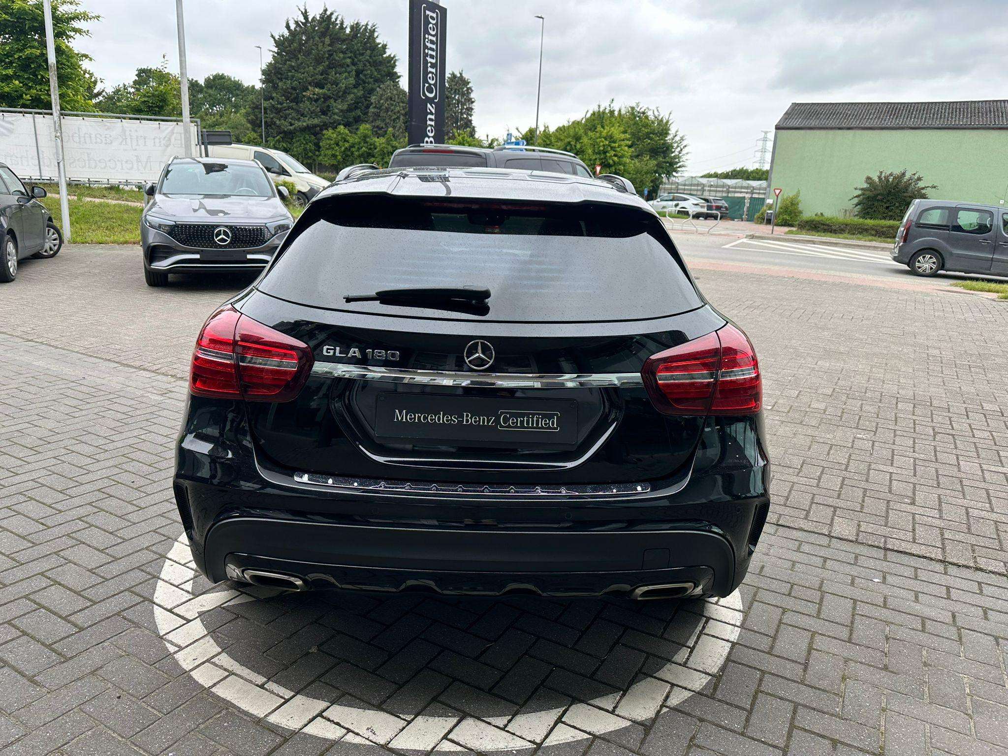Mercedes-Benz GLA 180 GLA AMG LINE
