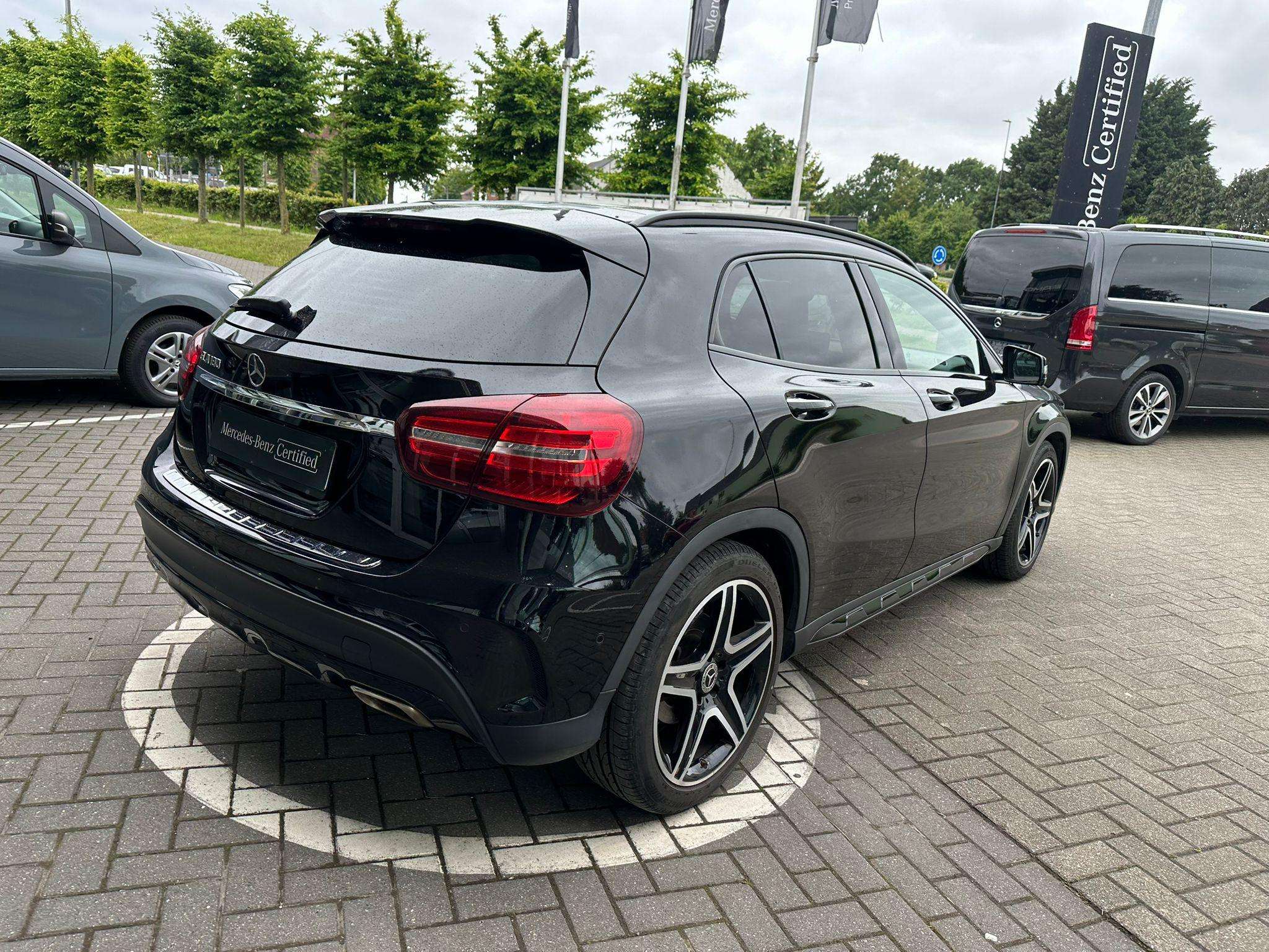 Mercedes-Benz GLA 180 GLA AMG LINE