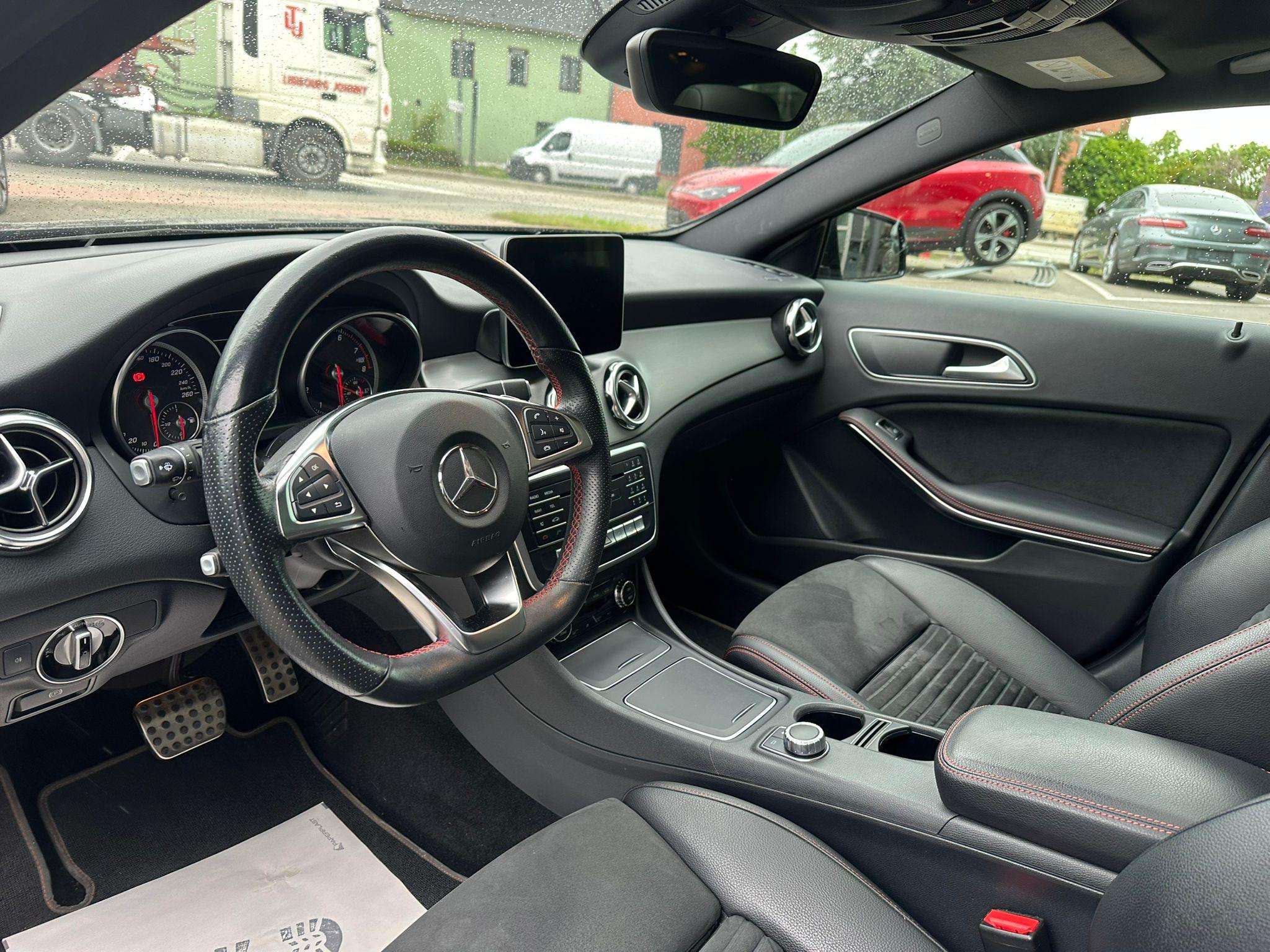 Mercedes-Benz GLA 180 GLA AMG LINE